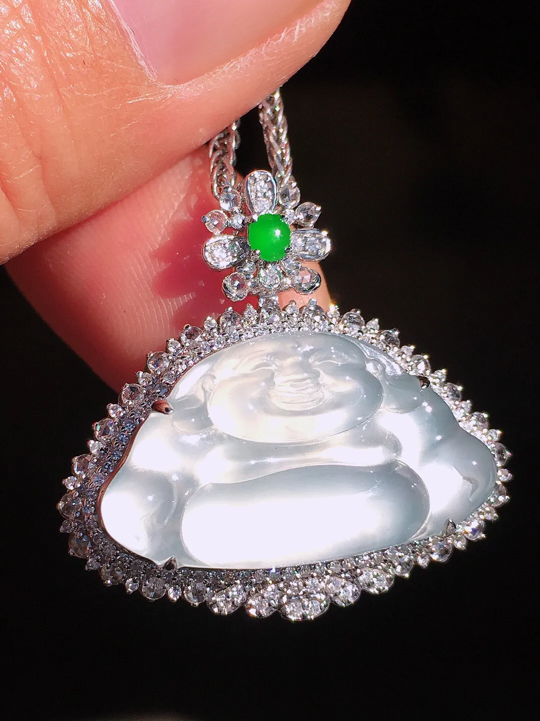 冰种佛公吊坠，玉质细腻，荧光感超
强，饱满圆润，尽显优雅气质，18k
金豪华镶嵌