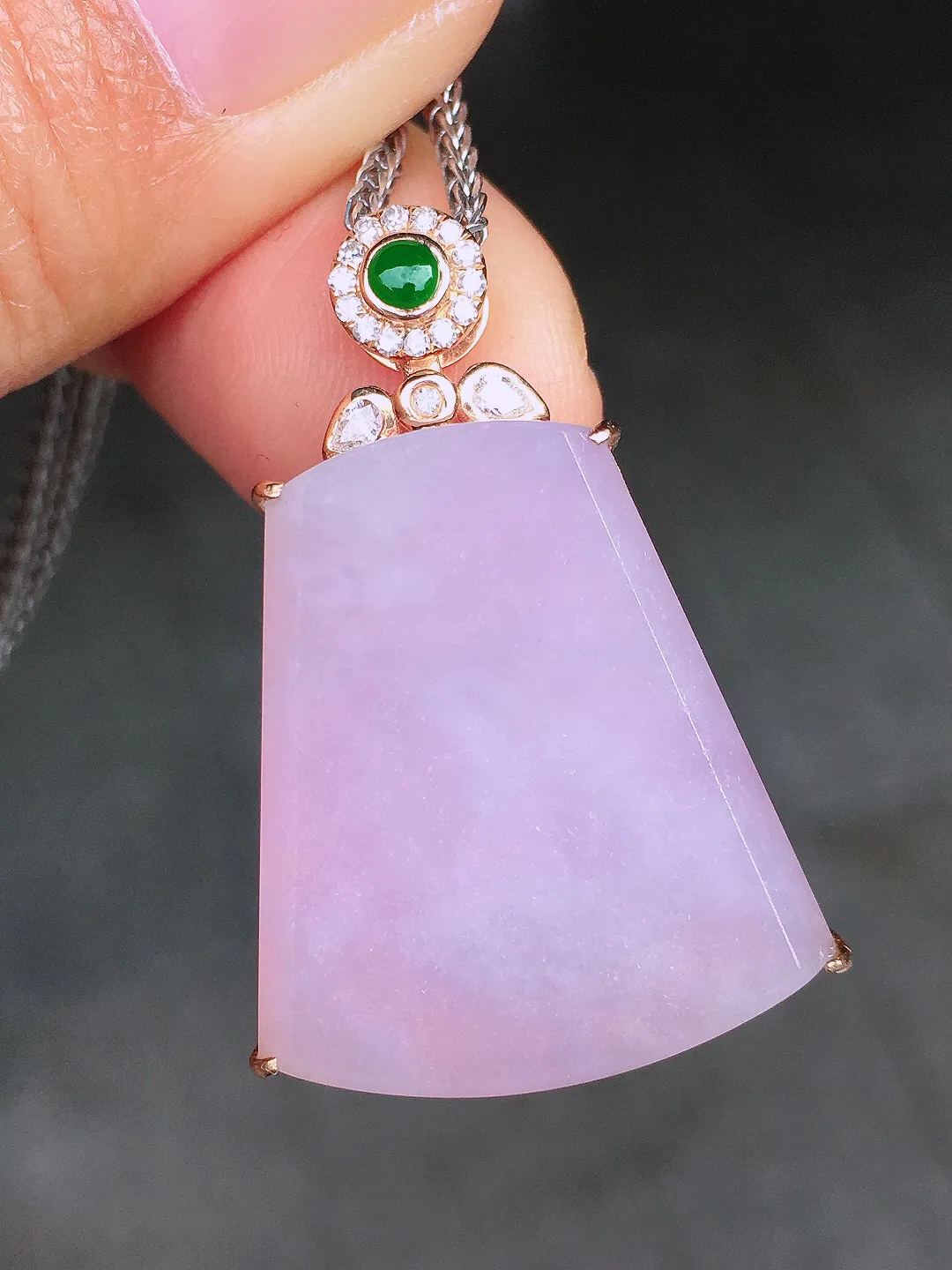 紫罗兰无事牌吊坠，色泽均匀艳丽，玉质细腻，荧光感超
强，饱满圆润，尽显优雅气质，18k
金豪华镶嵌