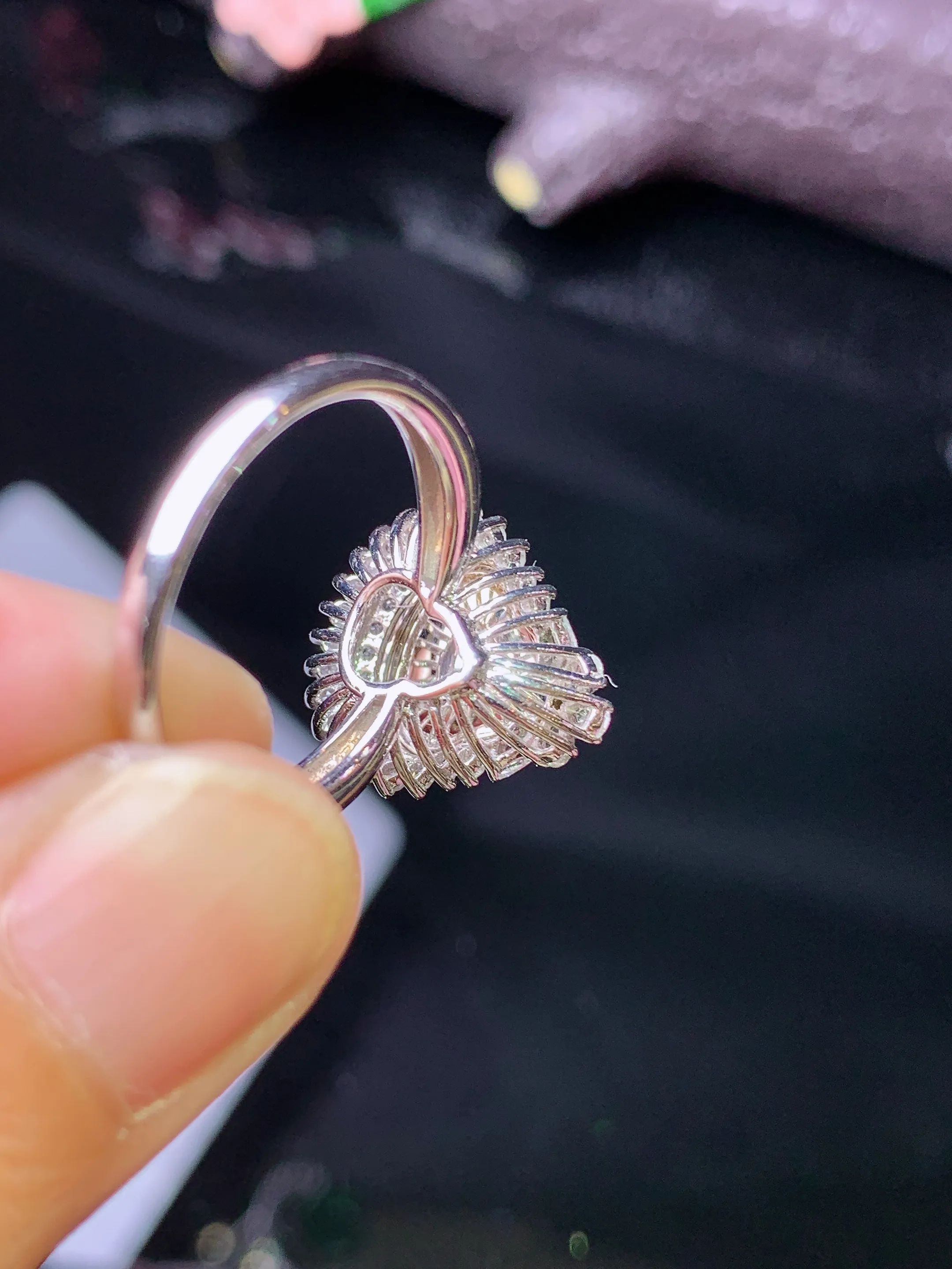 18k金钻镶嵌满绿葫芦戒指 玉质细腻 水润亮眼 色泽艳丽 圈口13.5 整体尺寸15.2*13.7*9