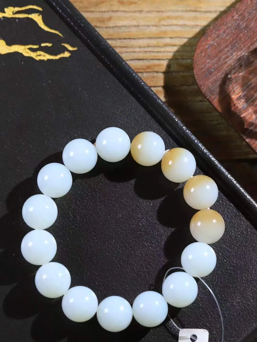 【珠圆玉润.手串】

精品和田玉糖白玉珠圆玉润手串 玉质温润细腻  整串打磨圆润，佩戴舒适。珠珠落玉盘，间关莺语花底滑，一生美好时光，无论身在何处，都有它相伴相守。事事顺遂，幸福美满，吉祥如意。重70.62克 尺寸取一14.5mm FDT-161201413