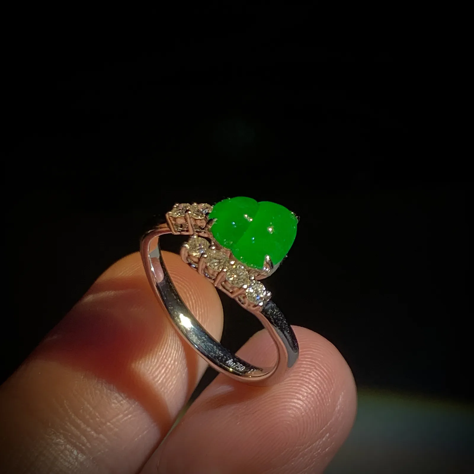 高品质绿葫芦戒指，裸石7.8-7.3-3mm，
14#，18K金，南非钻，3.43g，