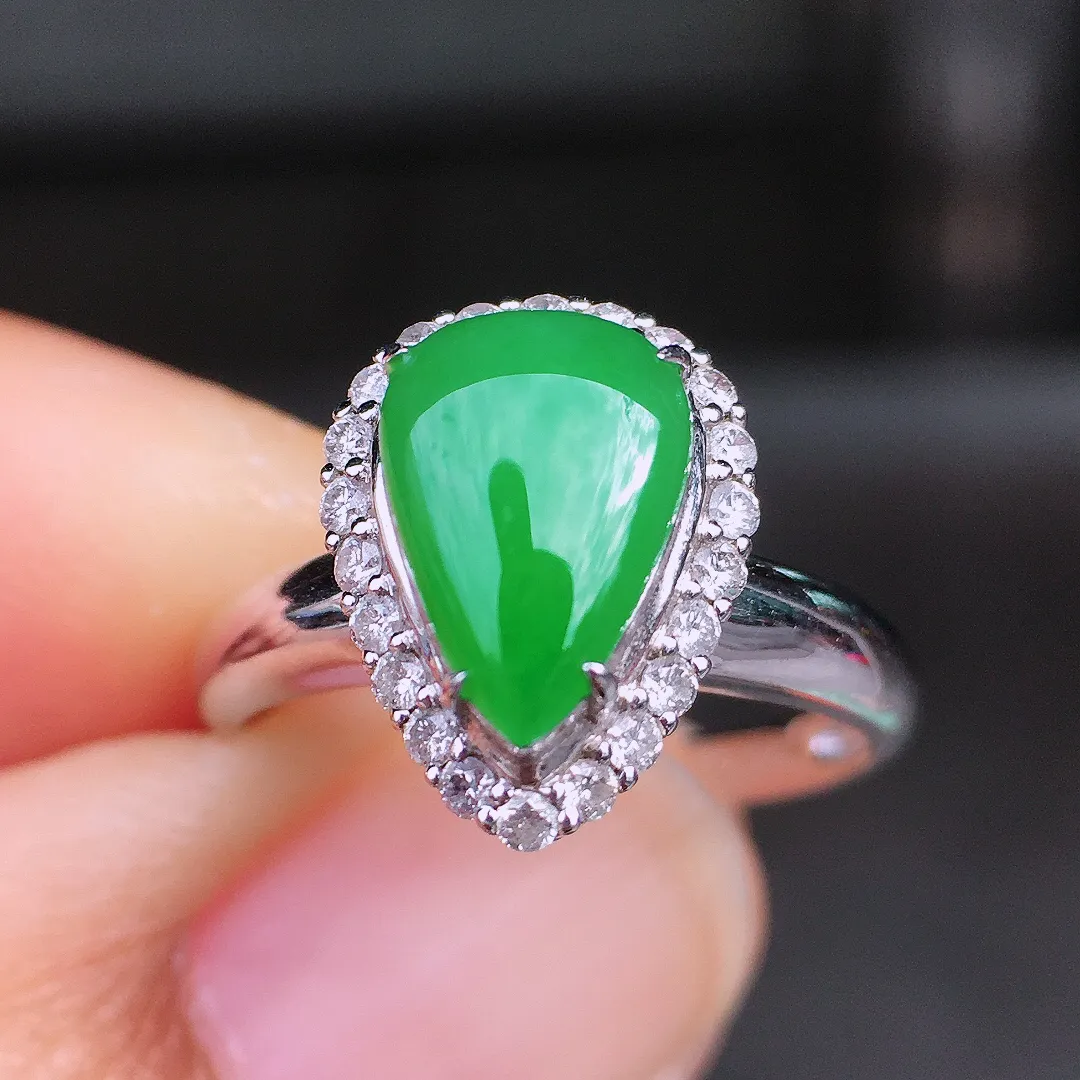 阳绿水滴戒指，色泽均匀艳丽，玉质细腻，荧光感超
强，饱满圆润，尽显优雅气质，18k
金豪华镶嵌