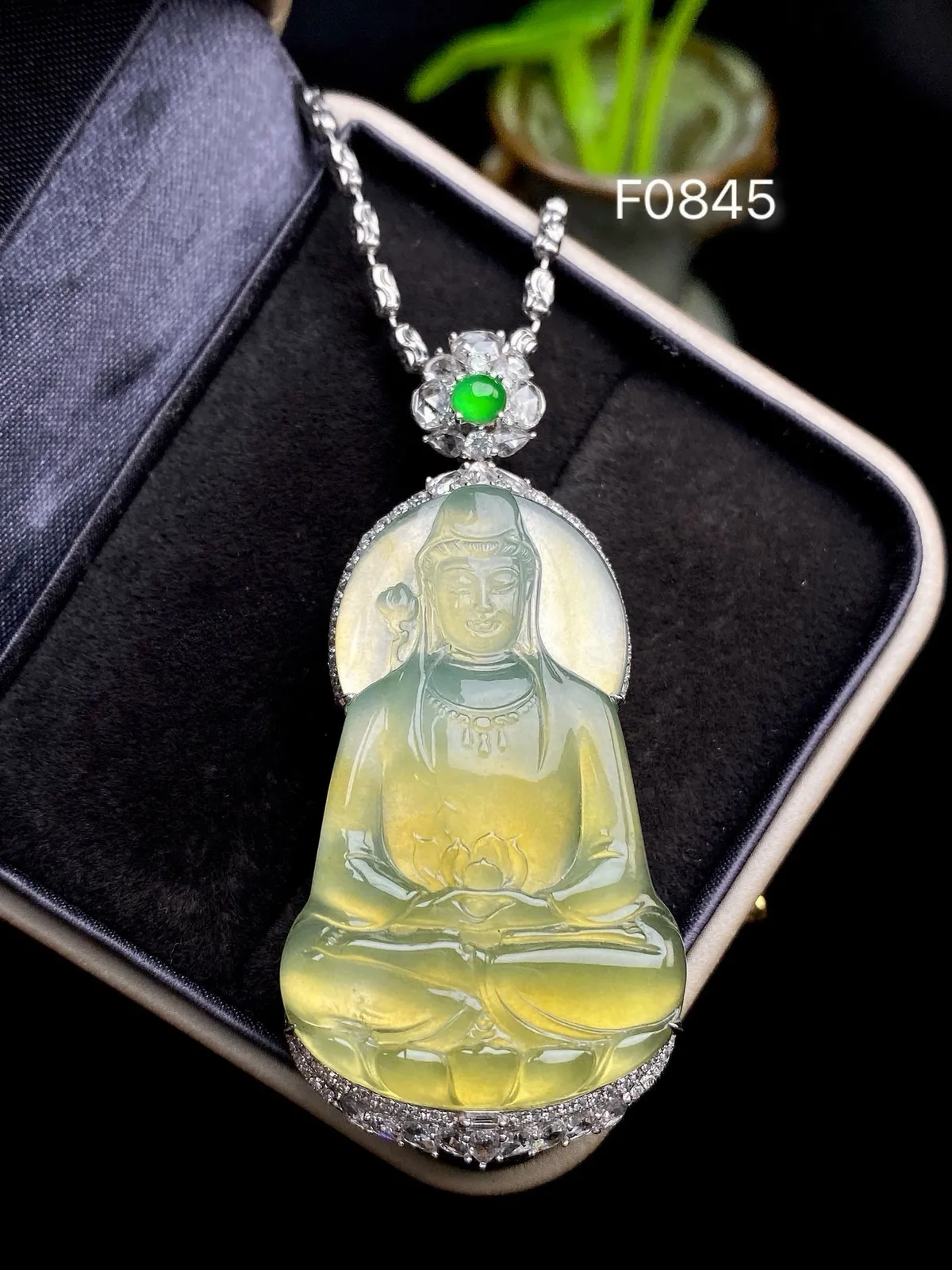 【冰种橄榄绿观音】质地细腻，通透度上佳，冰感十足，适合佩戴，收藏品质，18k金钻镶嵌，裸石尺寸41.