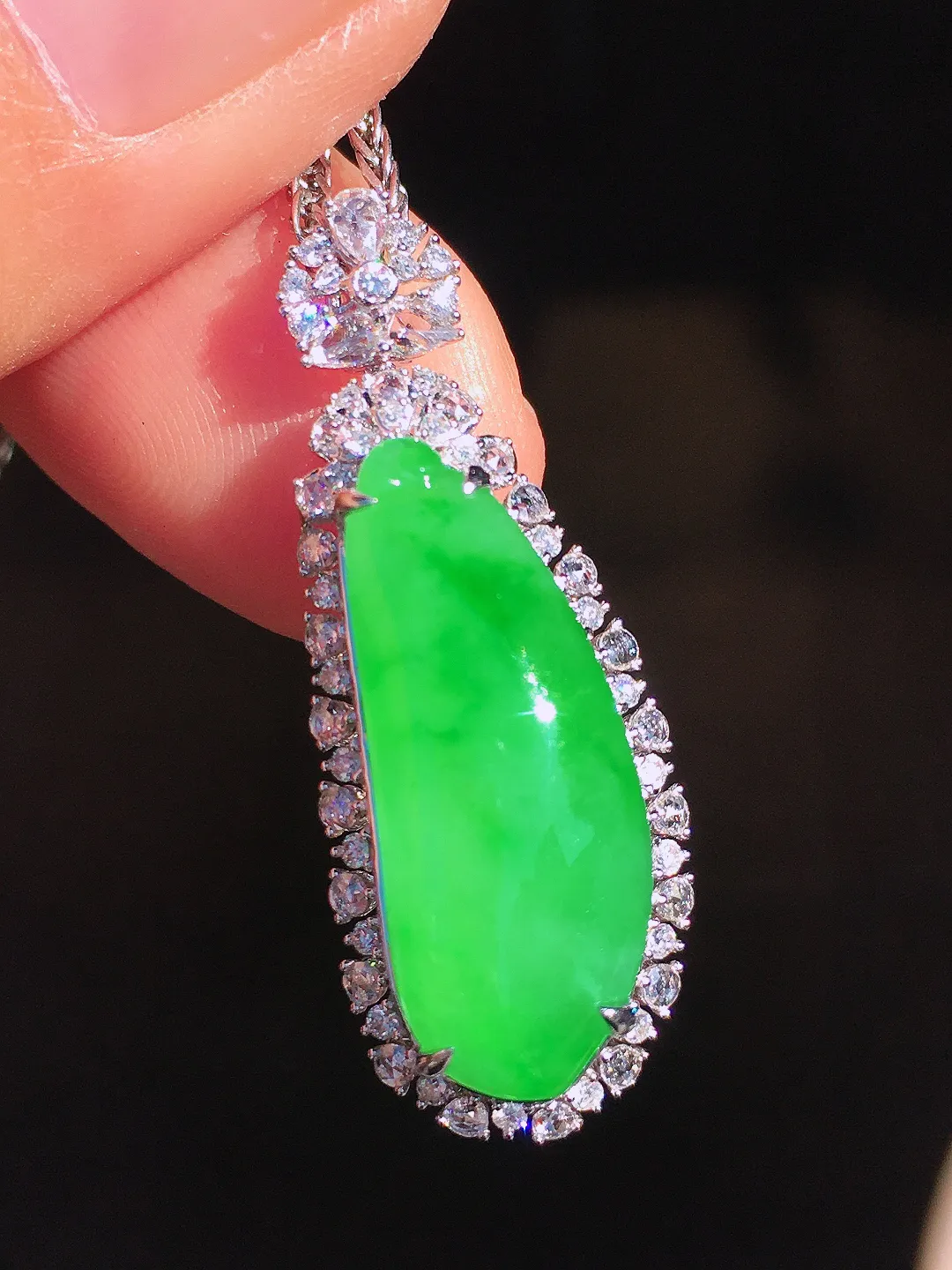 阳绿福瓜吊坠，色泽均匀艳丽，玉质细腻，荧光感超
强，饱满圆润，尽显优雅气质，18k
金豪华镶嵌