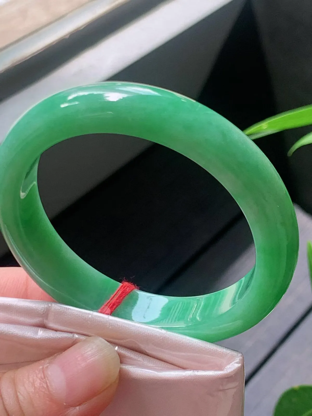 【翡翠名称】老种冰满绿53.8正圈口手镯
【翡翠尺寸】52.8/12.8/8.5mm适合51.8-5