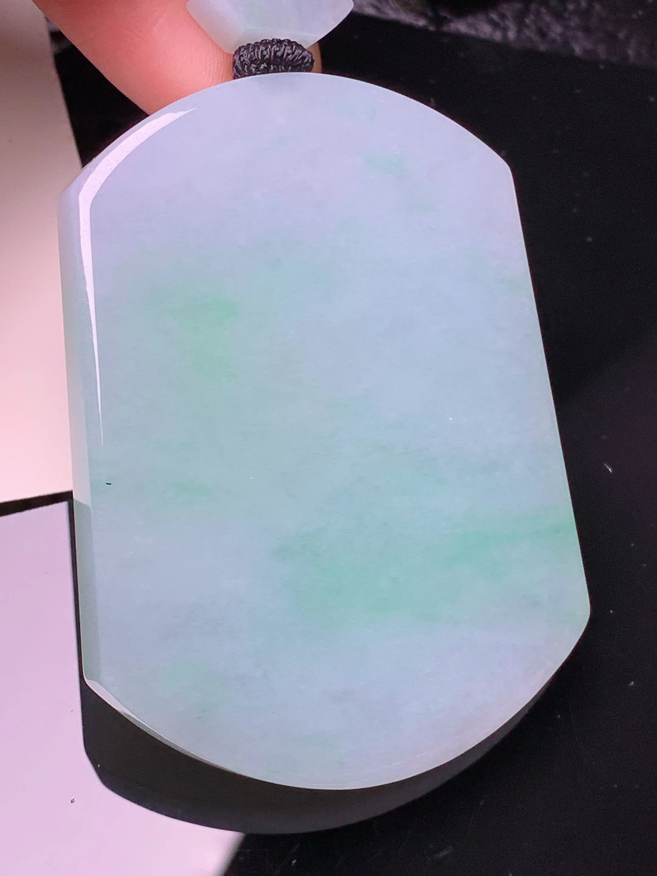 飘绿无事牌吊坠 玉质细腻 水润亮眼 色泽艳丽 整体尺寸53.4*39.3*5.8