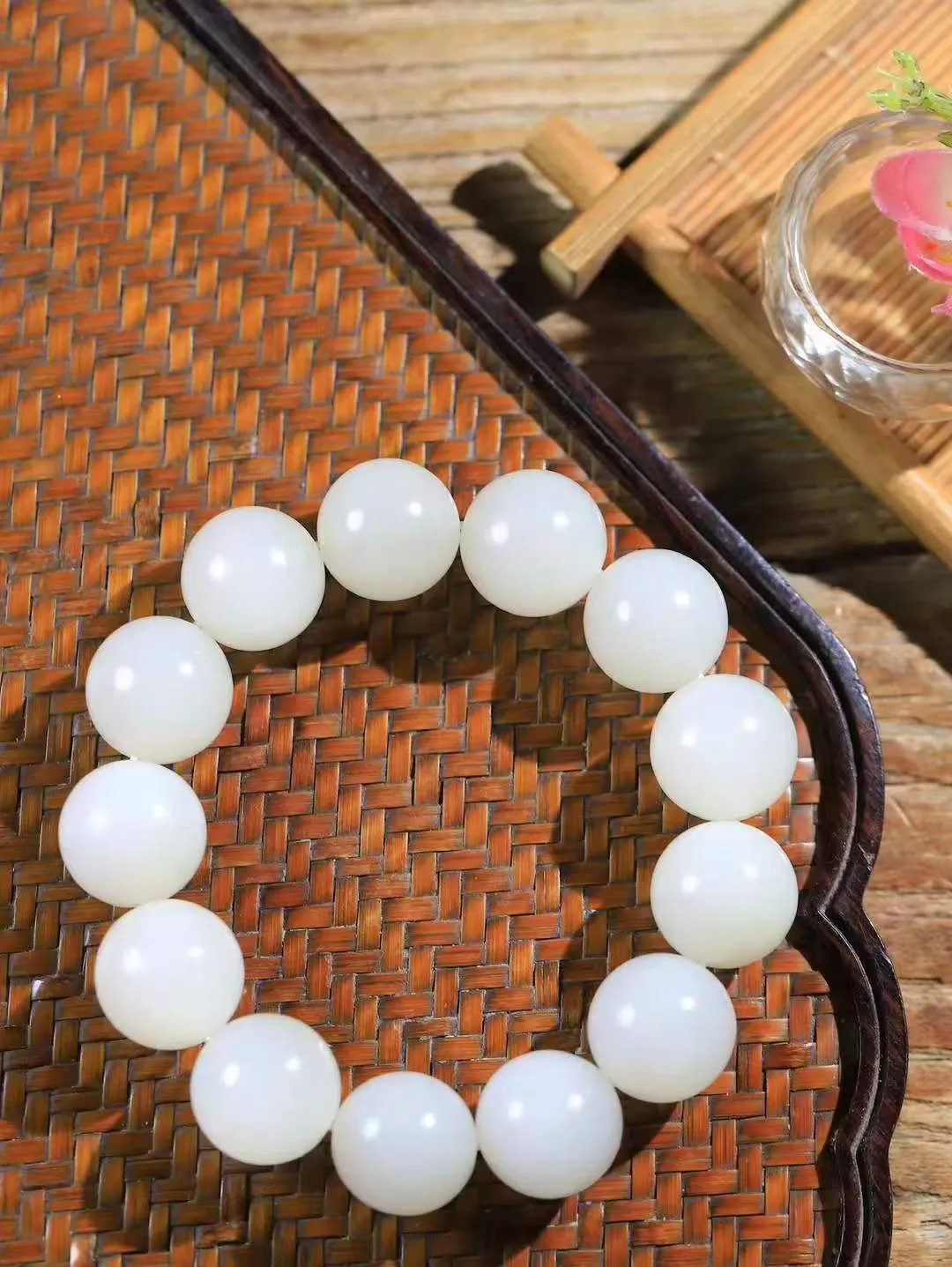 【珠圆玉润.手串】

精品和田玉白玉珠圆玉润手串 玉质温润细腻  整串打磨圆润，佩戴舒适。珠珠落玉盘，间关莺语花底滑，一生美好时光，无论身在何处，都有它相伴相守。事事顺遂，幸福美满，吉祥如意。重106.6克 尺寸取一17.6mm  FDL-791201268