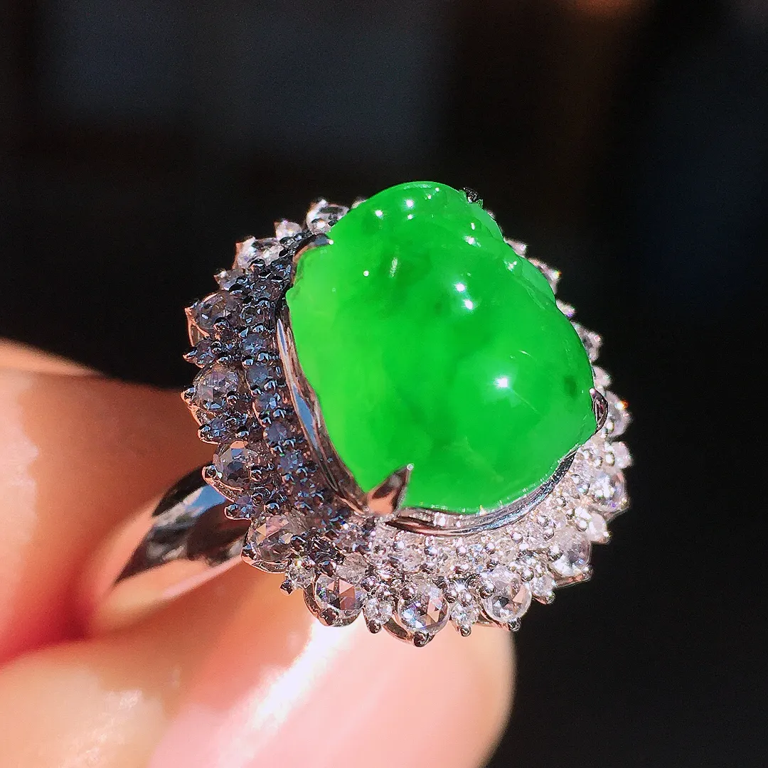 阳绿貔貅戒指，色泽均匀艳丽，玉质细腻，荧光感超
强，饱满圆润，尽显优雅气质，18k
金豪华镶嵌