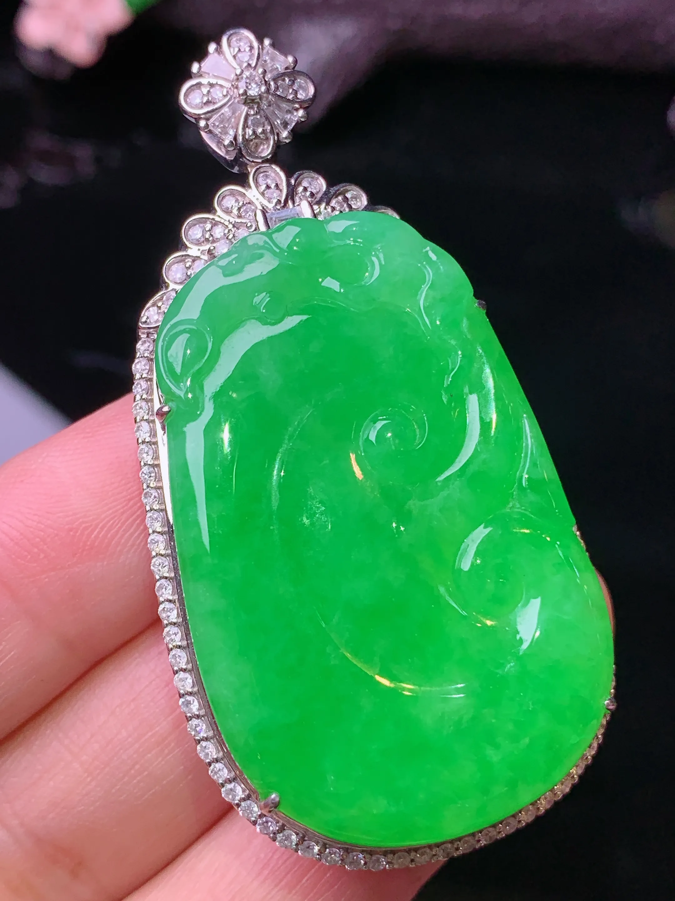 18k金钻镶嵌满绿如意吊坠 玉质细腻 水润亮眼 色泽艳丽 整体尺寸55.7*28.3*11.2