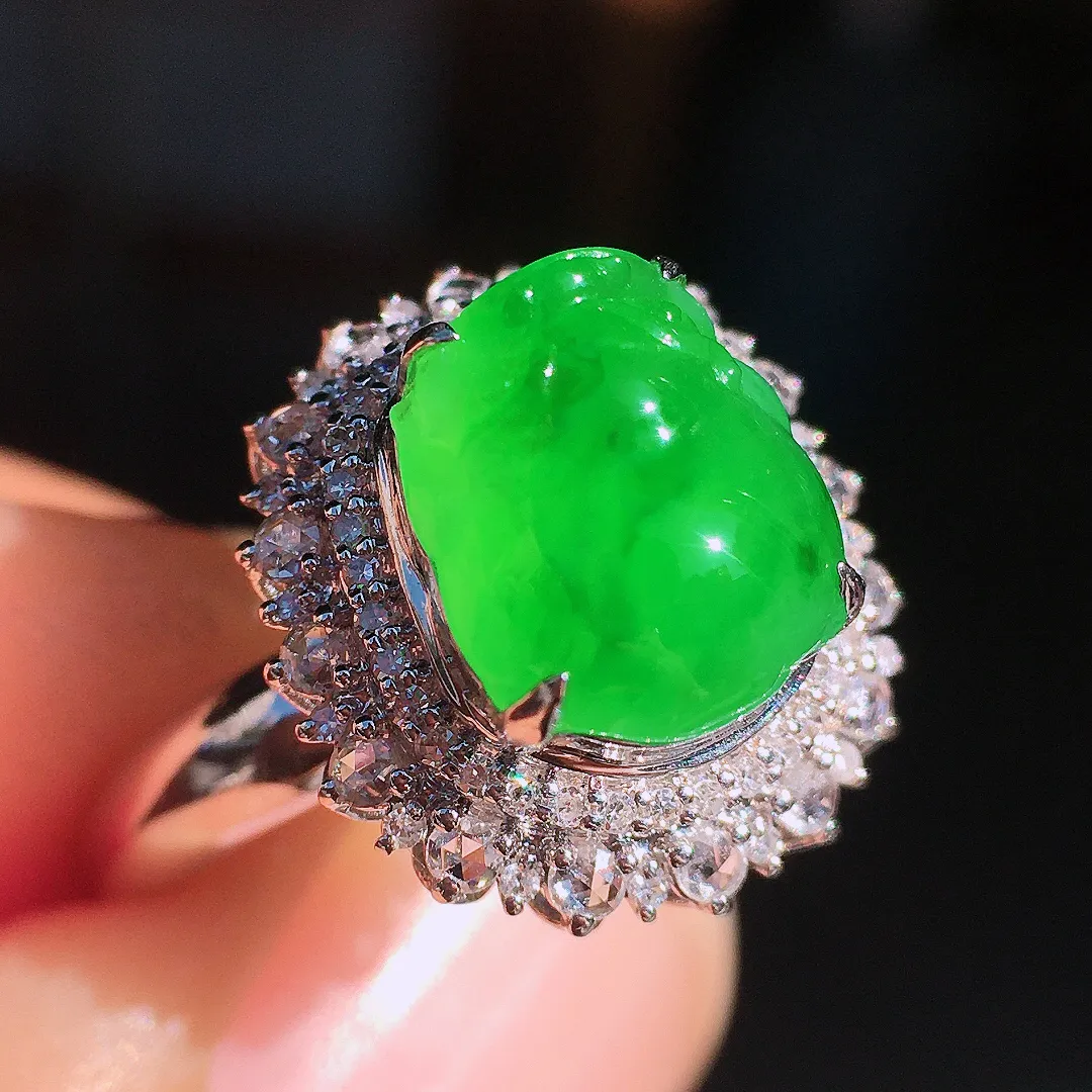 阳绿貔貅戒指，色泽均匀艳丽，玉质细腻，荧光感超
强，饱满圆润，尽显优雅气质，18k
金豪华镶嵌