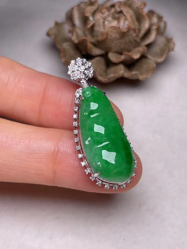 冰糯种辣色福豆吊坠、真金真钻镶嵌，种水好，玉质细腻 .裸石尺寸 25.3*11.5