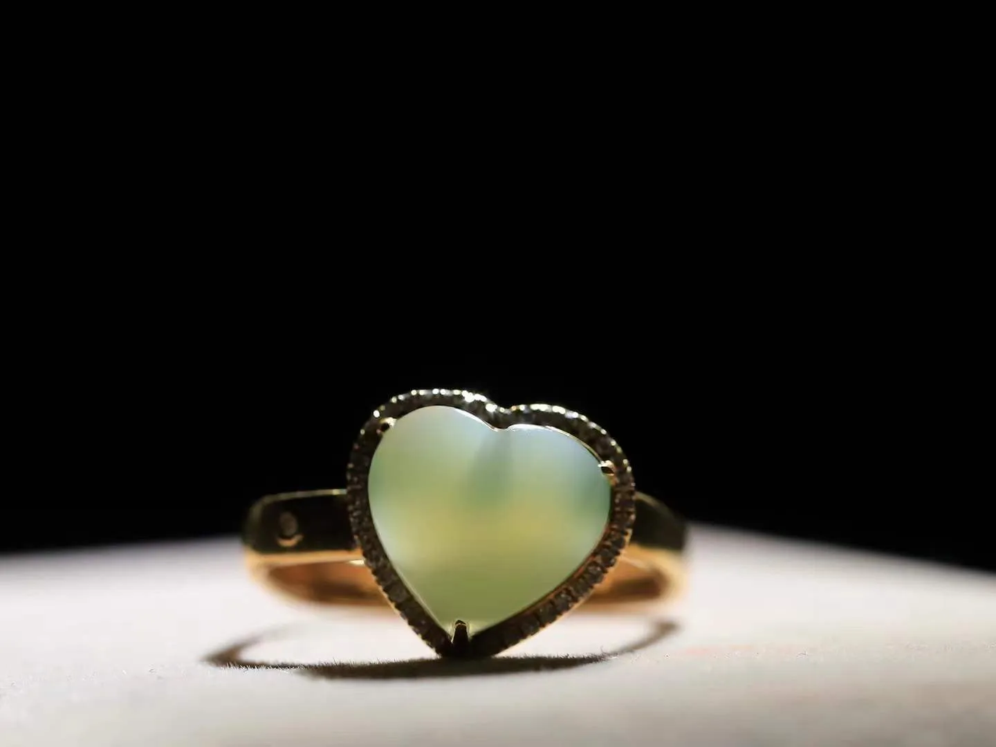 【金镶玉.心心相印.戒指】

精品️和田玉碧玉猫眼金镶玉爱心戒指 玉质细腻温润 油性十足 此件寓意获得希望与爱情，心心相印，幸福美满。 18K金镶嵌，精致时尚 （保真金 可检测贵金属18K金）重2.67克  尺寸16.8-10-10.3mm 791201276A