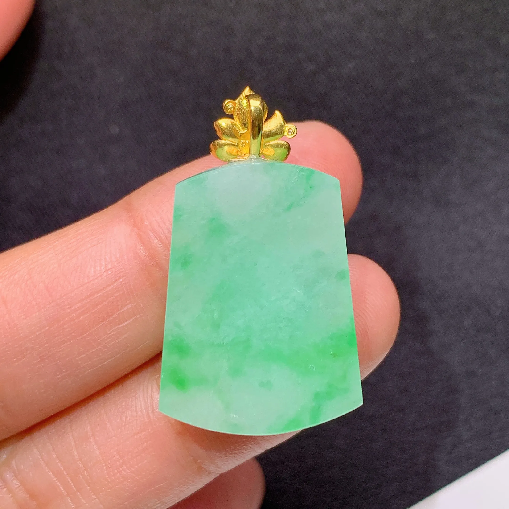 冰飘绿无事牌吊坠，18k金镶嵌，冰润色阳，玉质细腻，种水足，Xz整体尺寸30.9*17.9*5.5