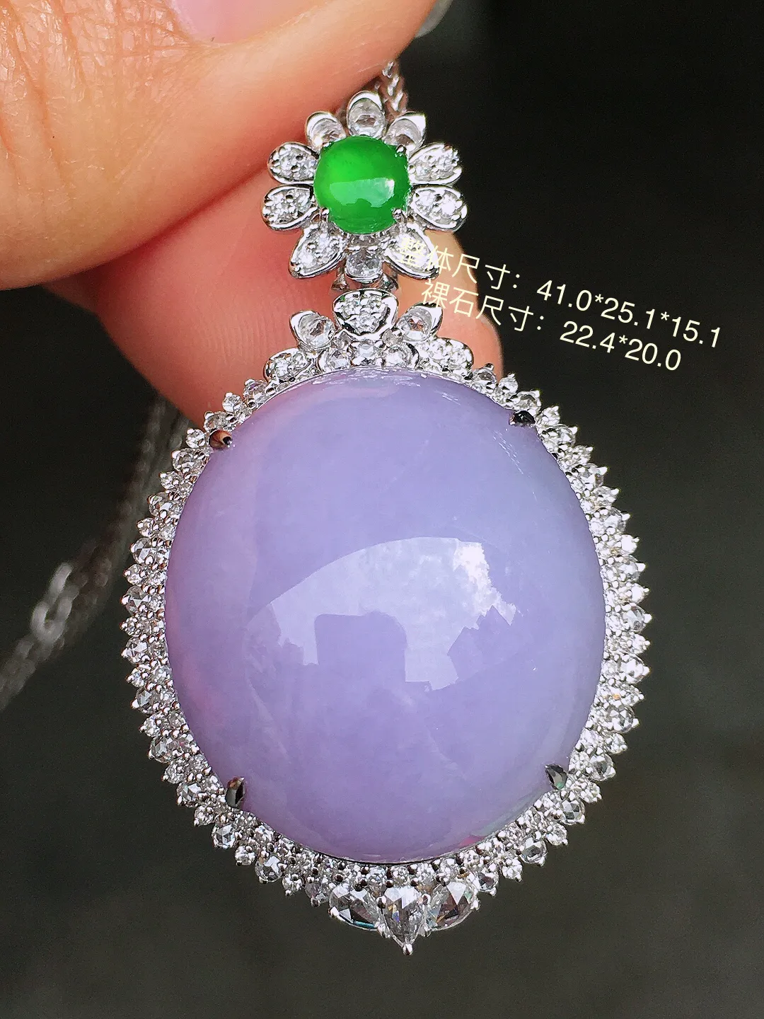 紫罗兰蛋面吊坠，色泽均匀艳丽，玉质细腻，荧光感超
强，饱满圆润，尽显优雅气质，18k
金豪华镶嵌