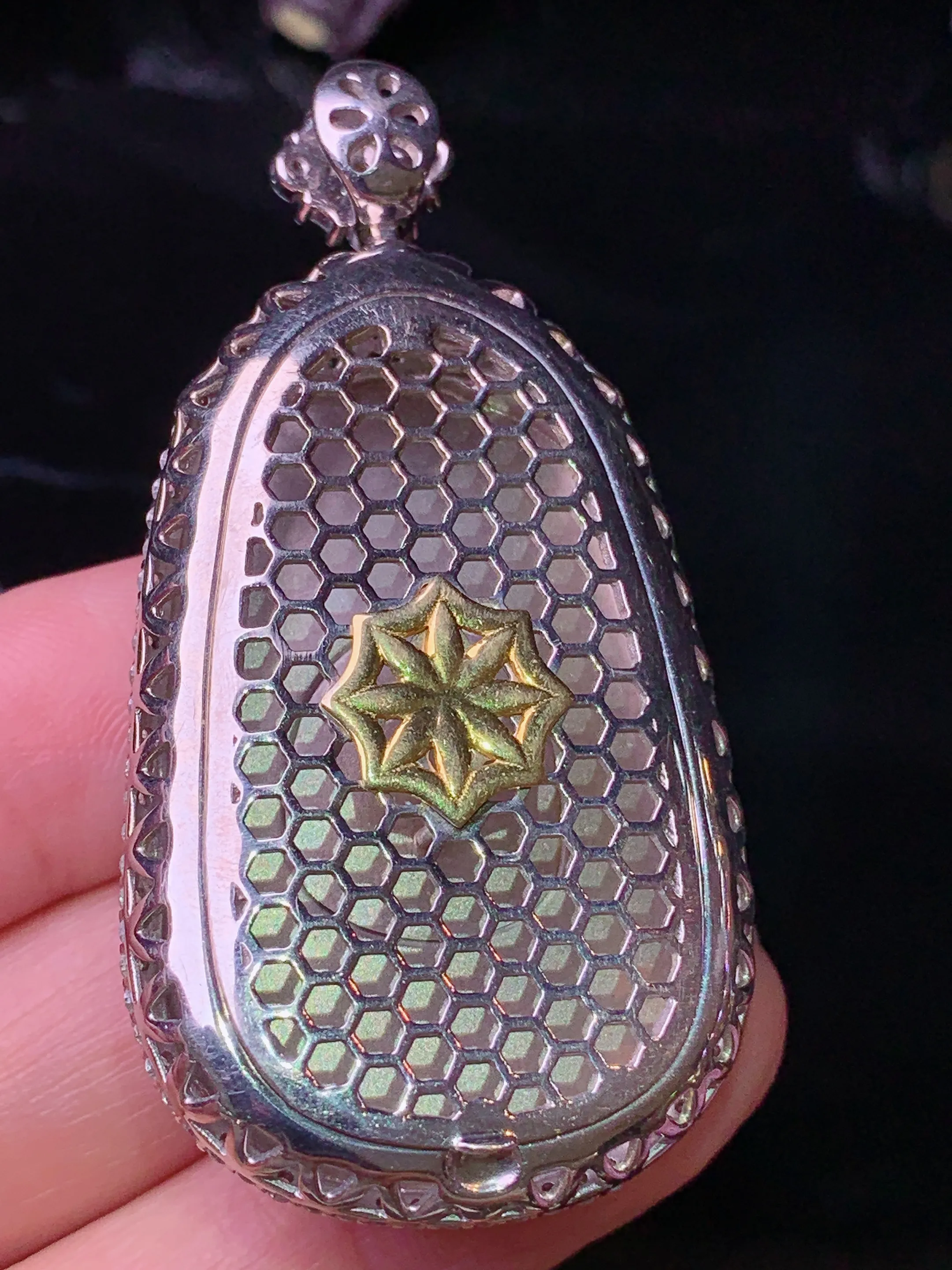 18k金钻镶嵌满绿如意吊坠 玉质细腻 水润亮眼 色泽艳丽 整体尺寸55.7*28.3*11.2