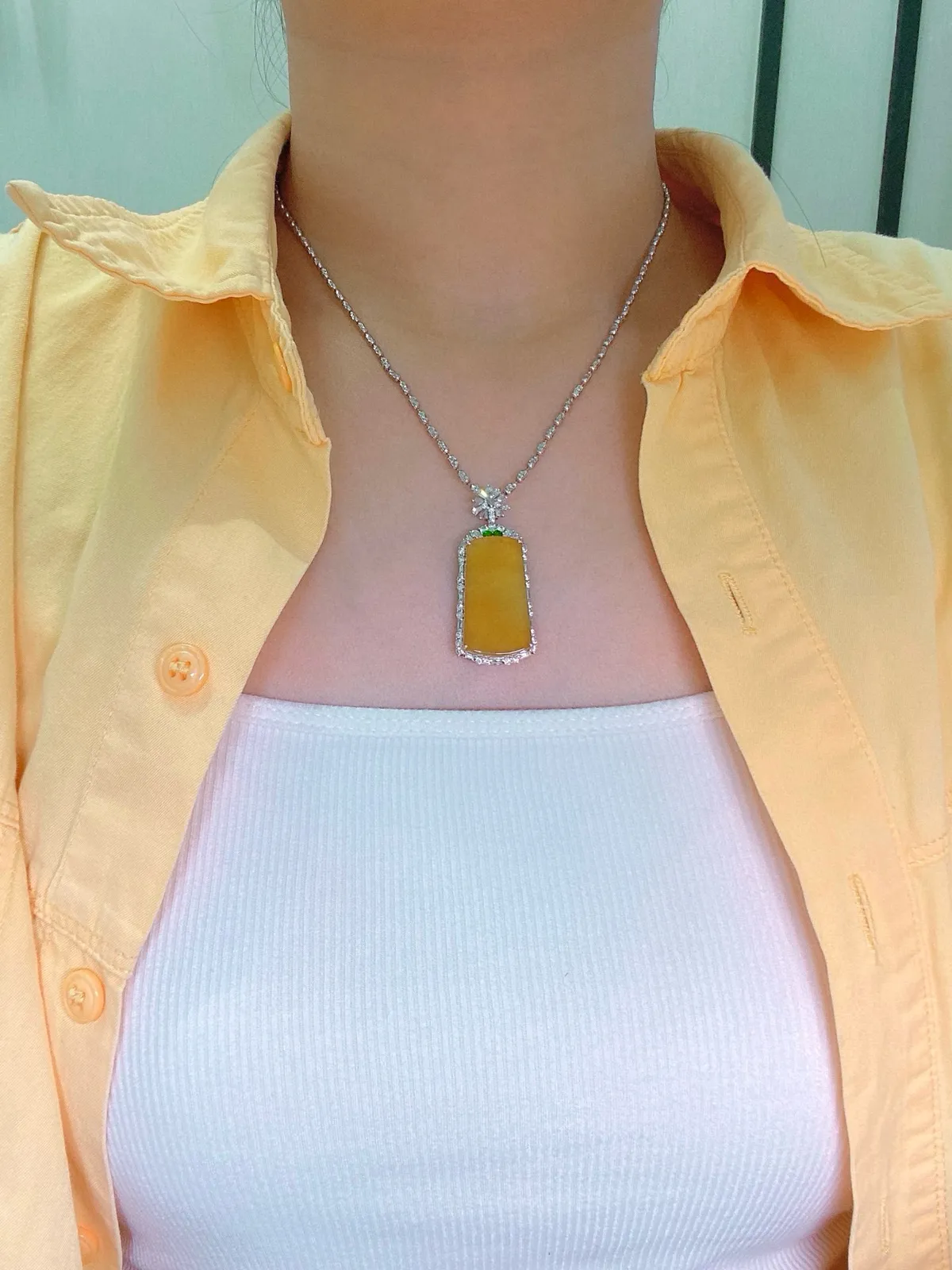 【冰种黄翡无事柱】质地细腻，冰润透亮，光泽出众，冰感十足，18k金钻镶嵌，裸石尺寸27.9*15.4*4.1毫米