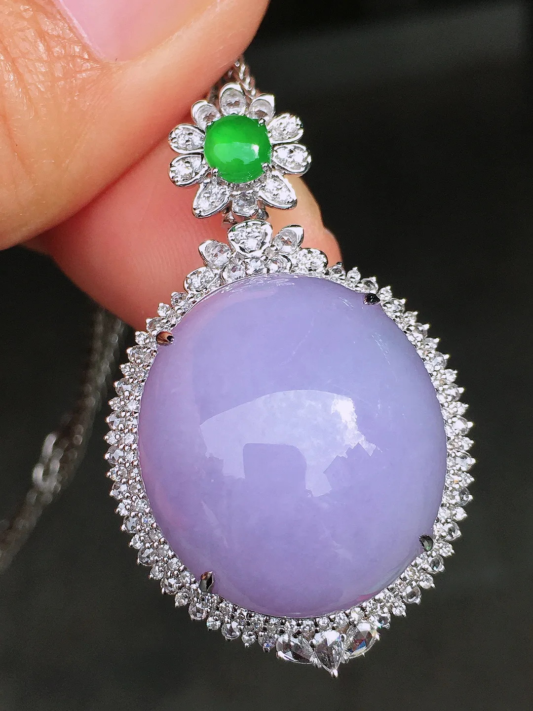 紫罗兰蛋面吊坠，色泽均匀艳丽，玉质细腻，荧光感超
强，饱满圆润，尽显优雅气质，18k
金豪华镶嵌