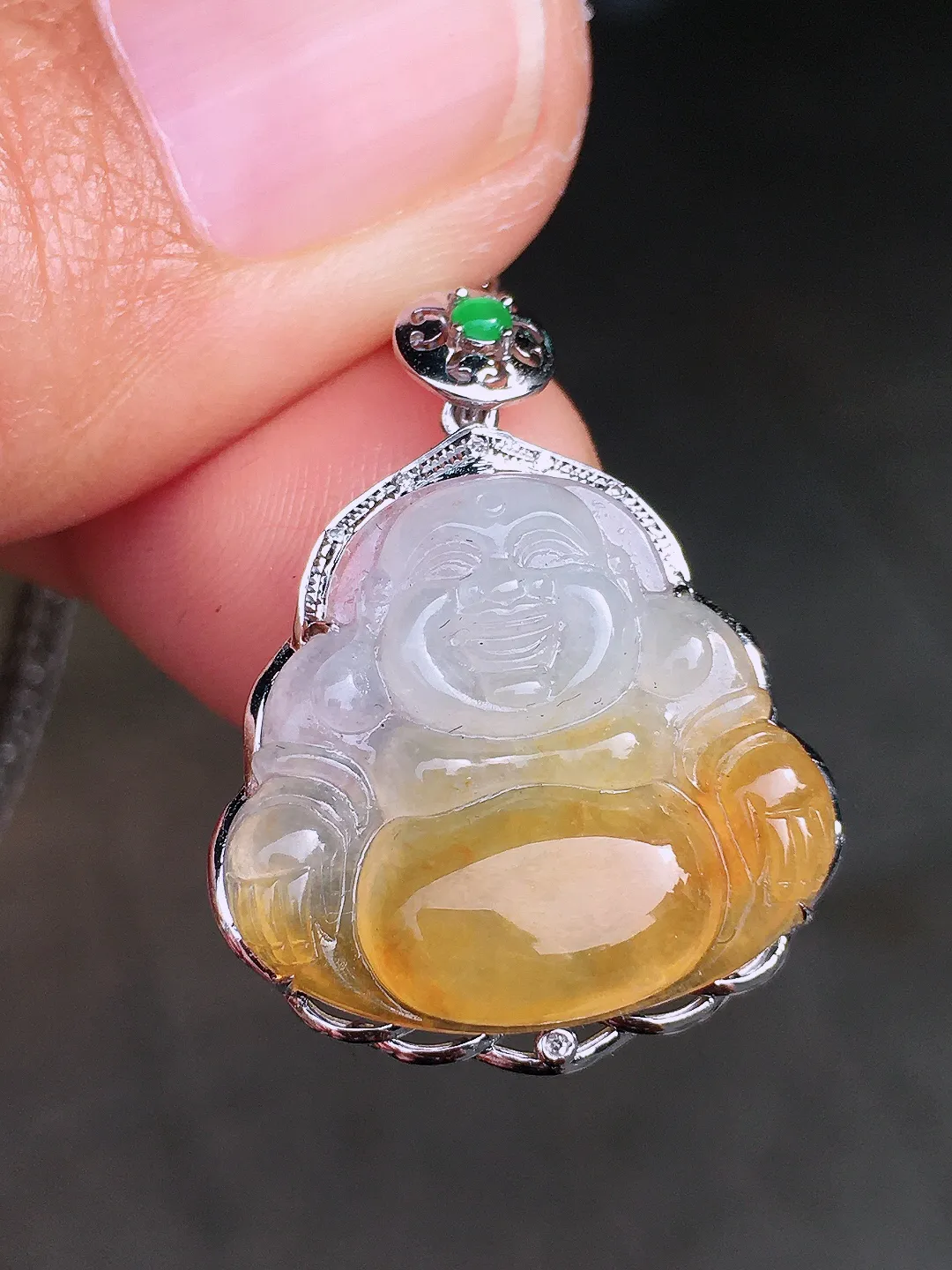 飘黄翡佛公吊坠，色泽艳丽，玉质细腻，荧光感超
强，饱满圆润，尽显优雅气质，18k
金豪华镶嵌