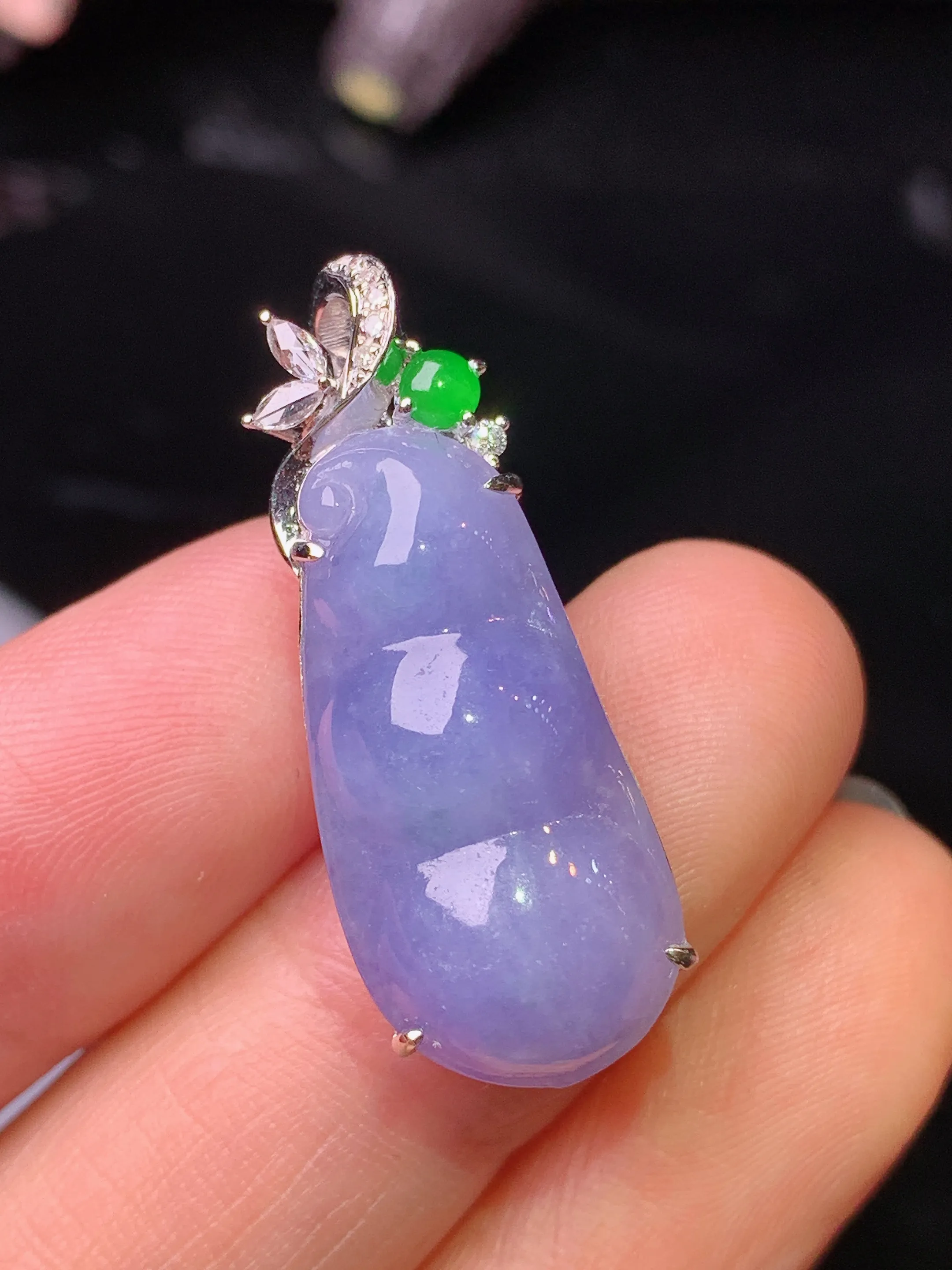 18k金钻镶嵌紫罗兰四季豆吊坠 玉质细腻 水润亮眼 色泽艳丽 整体尺寸30.3*11.5*8.8