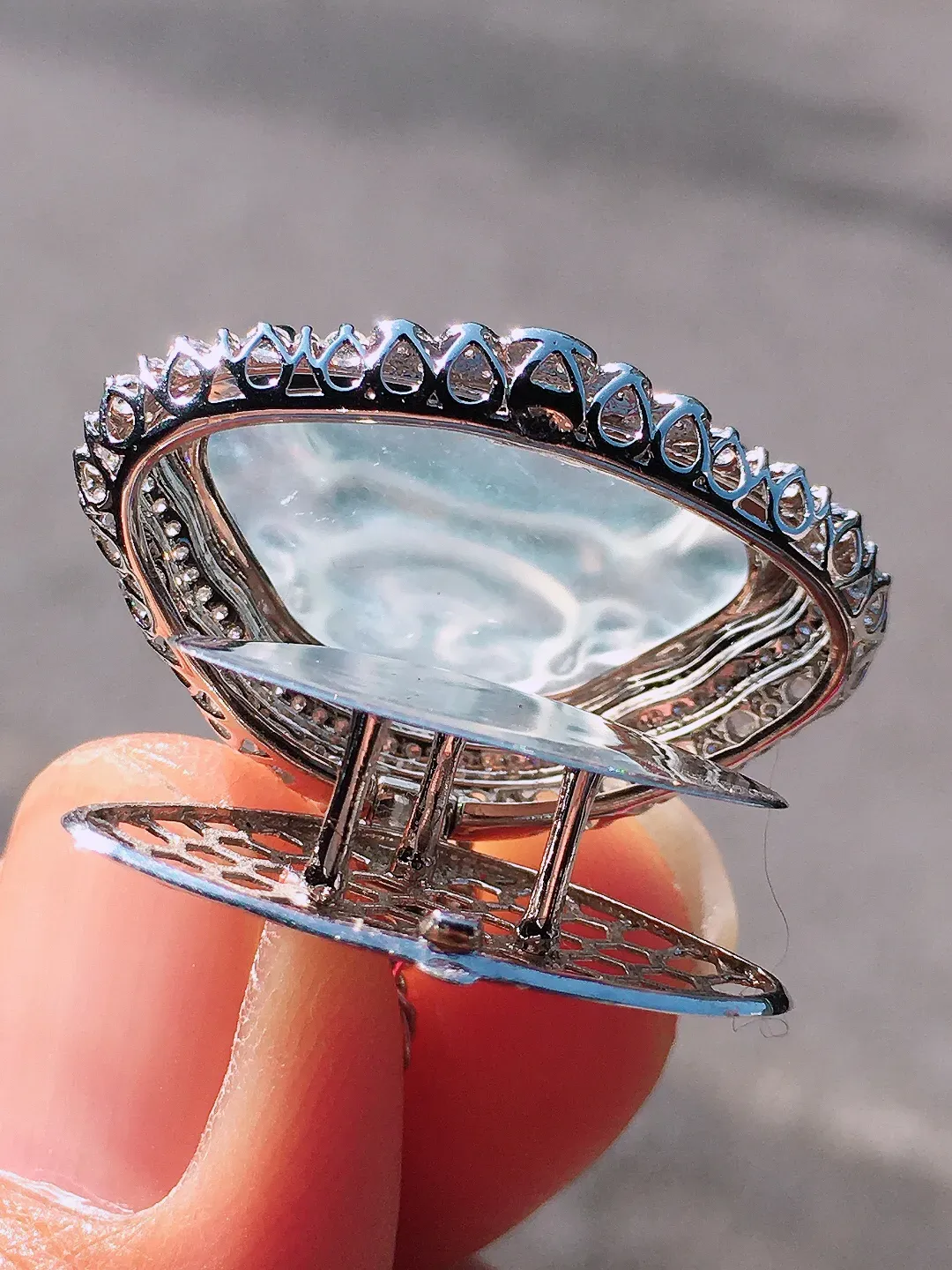 冰种佛公吊坠，玉质细腻，荧光感超
强，饱满圆润，尽显优雅气质，18k
金豪华镶嵌