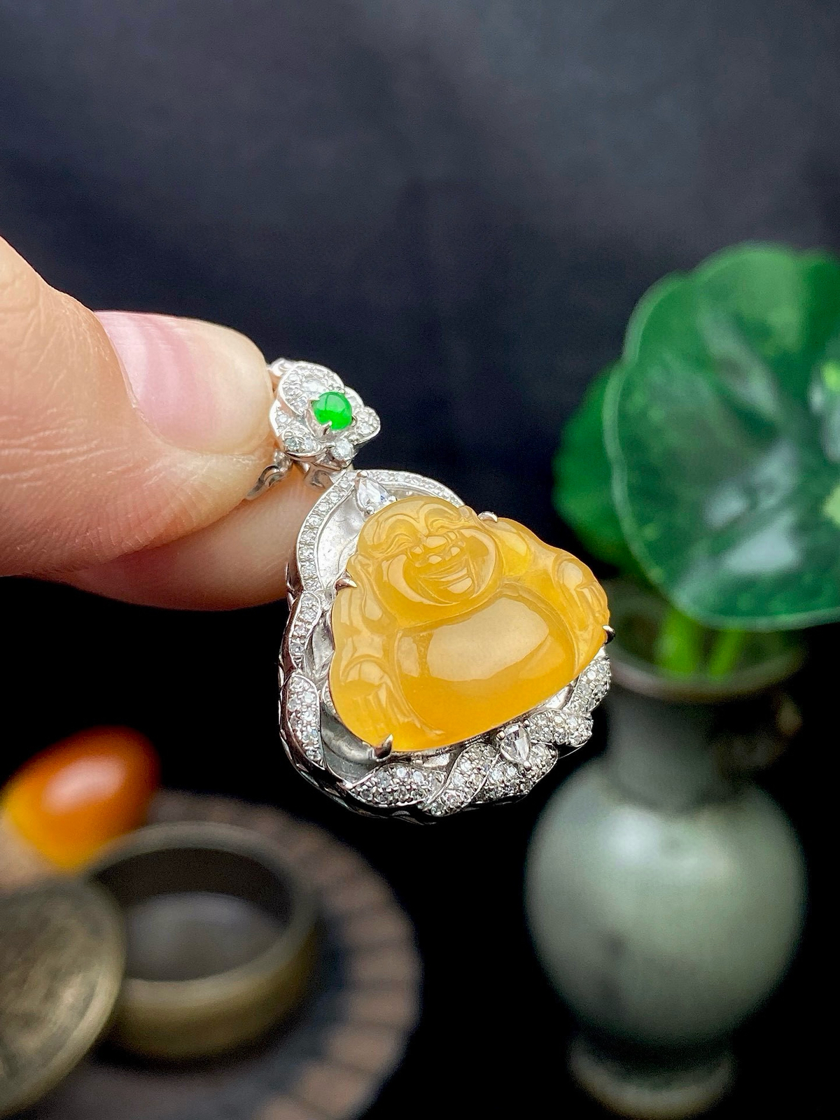 【冰种黄翡佛公】质地细腻，工艺很好，饱满圆润，笑口常开，18k金钻镶嵌，裸石尺寸13.4*17.9*