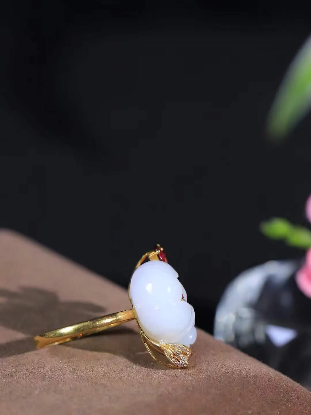 （金镶玉.荷韵.戒指）

精品和田玉白玉18k金镶嵌荷韵戒指，玉质极其细腻温润，油润感十足，心似莲花开，风华可绝代，醉卧清 风中里，翩翩入梦来。荷花悄然绽放，气韵传神  重5.37克   尺寸17.3-17-15.3mm   971201299A