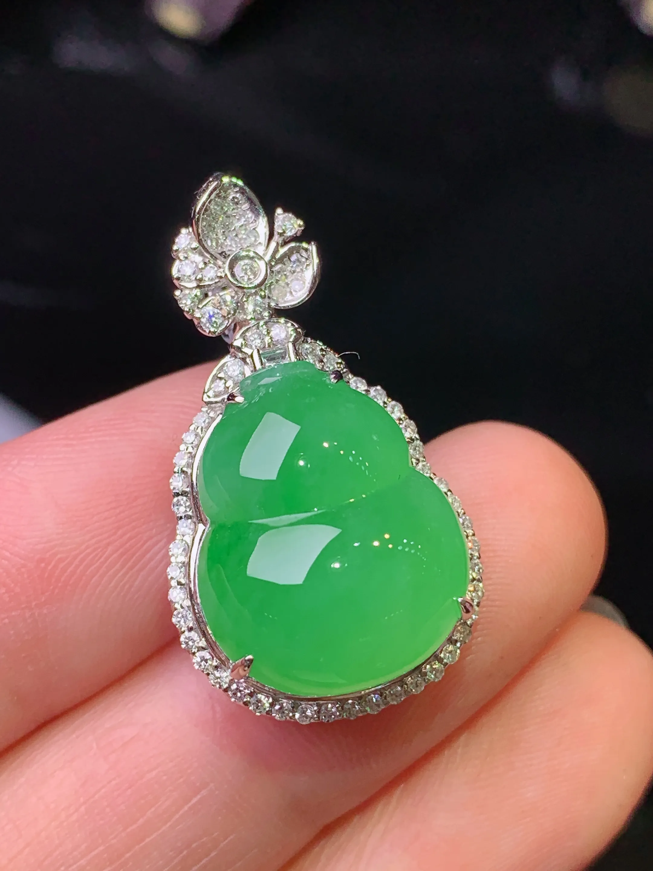 18k金钻镶嵌满绿葫芦吊坠 玉质细腻 水润亮眼 色泽艳丽 整体尺寸29*16*11