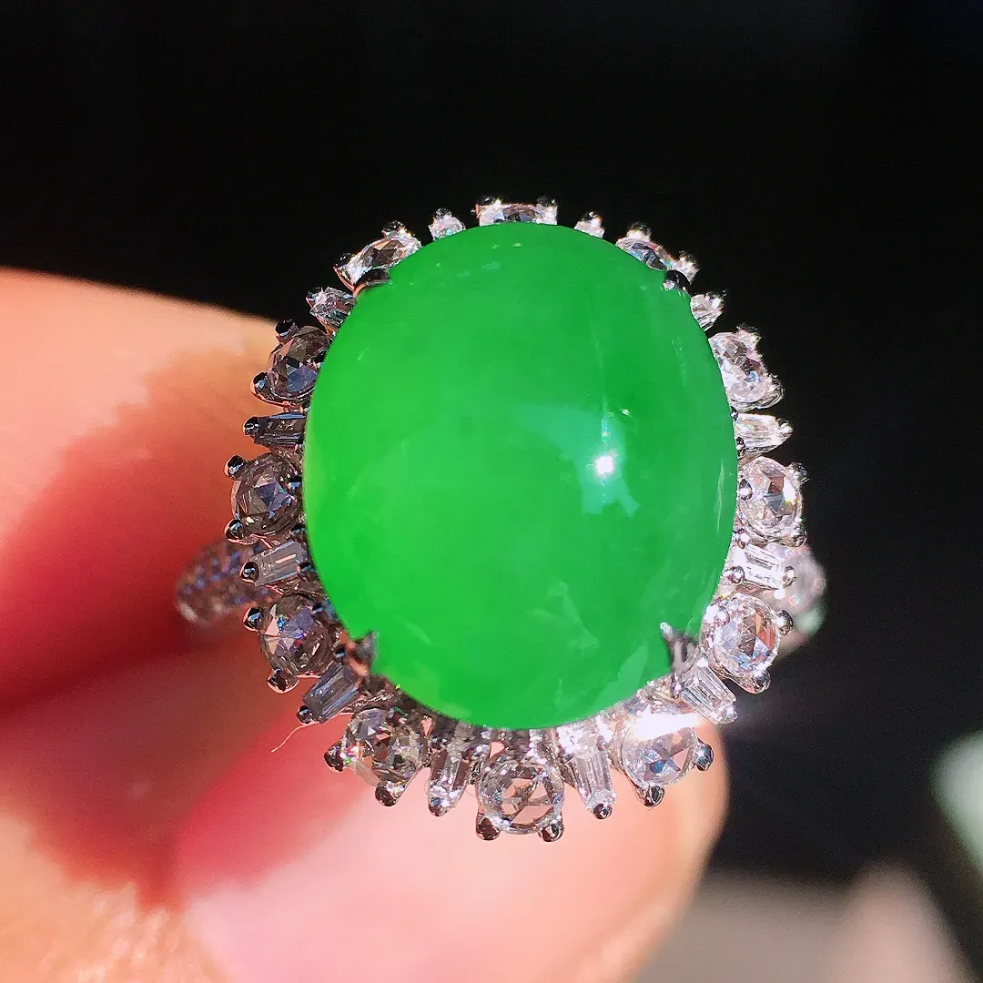 阳绿蛋面戒指，色泽均匀艳丽，玉质细腻，荧光感超
强，饱满圆润，尽显优雅气质，18k
金豪华镶嵌