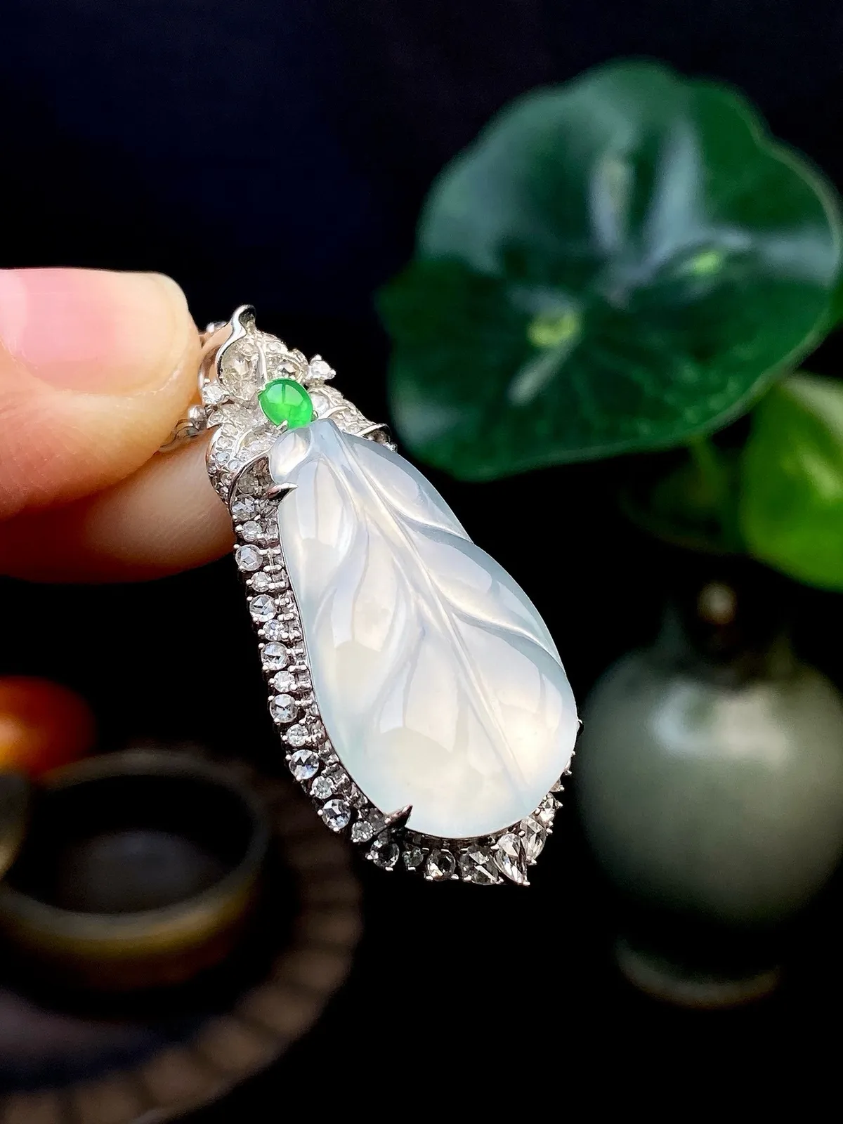 【冰种叶子】金枝玉叶，质地细腻，冰润透亮，光泽出众，18k金钻镶嵌，裸石尺寸23.8*14.7*3.