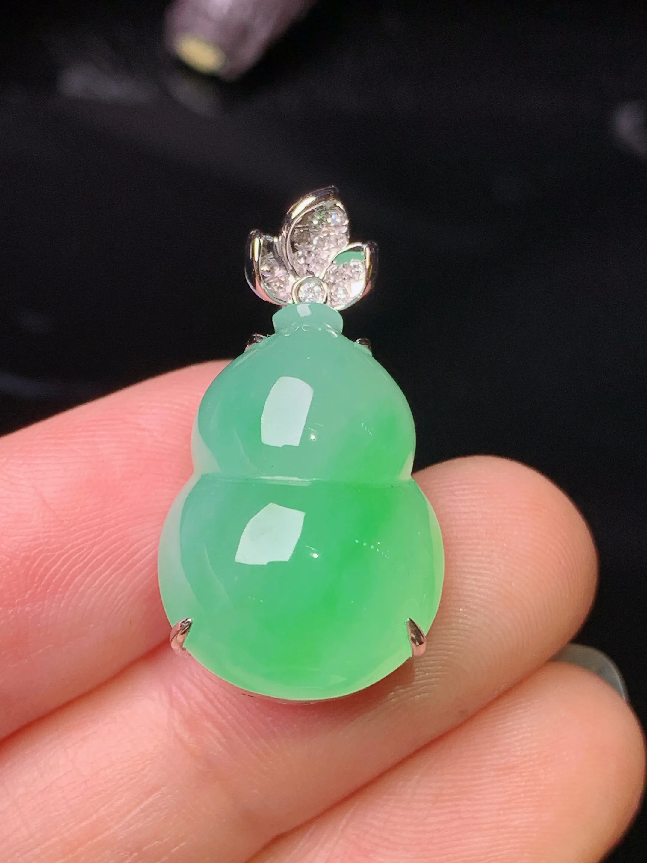 18k金钻镶嵌翠绿葫芦吊坠 玉质细腻 水润亮眼 色泽艳丽 整体尺寸27.3*14.4*12.5