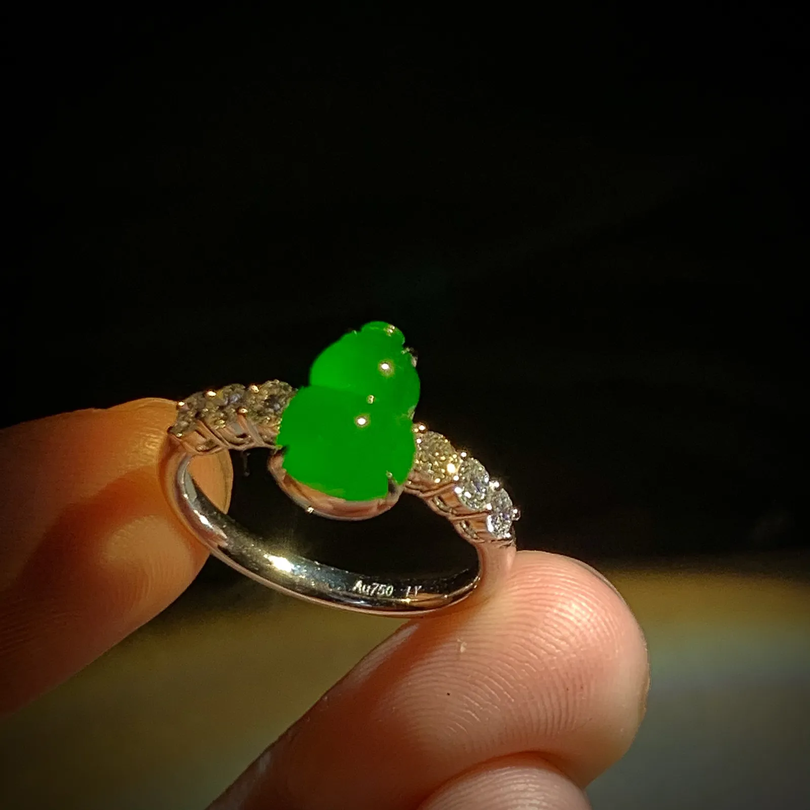 精品葫芦戒指，颜色种水都很好，
裸石10-7.2-3.5mm，14#，
18K金，南非钻，3.88g