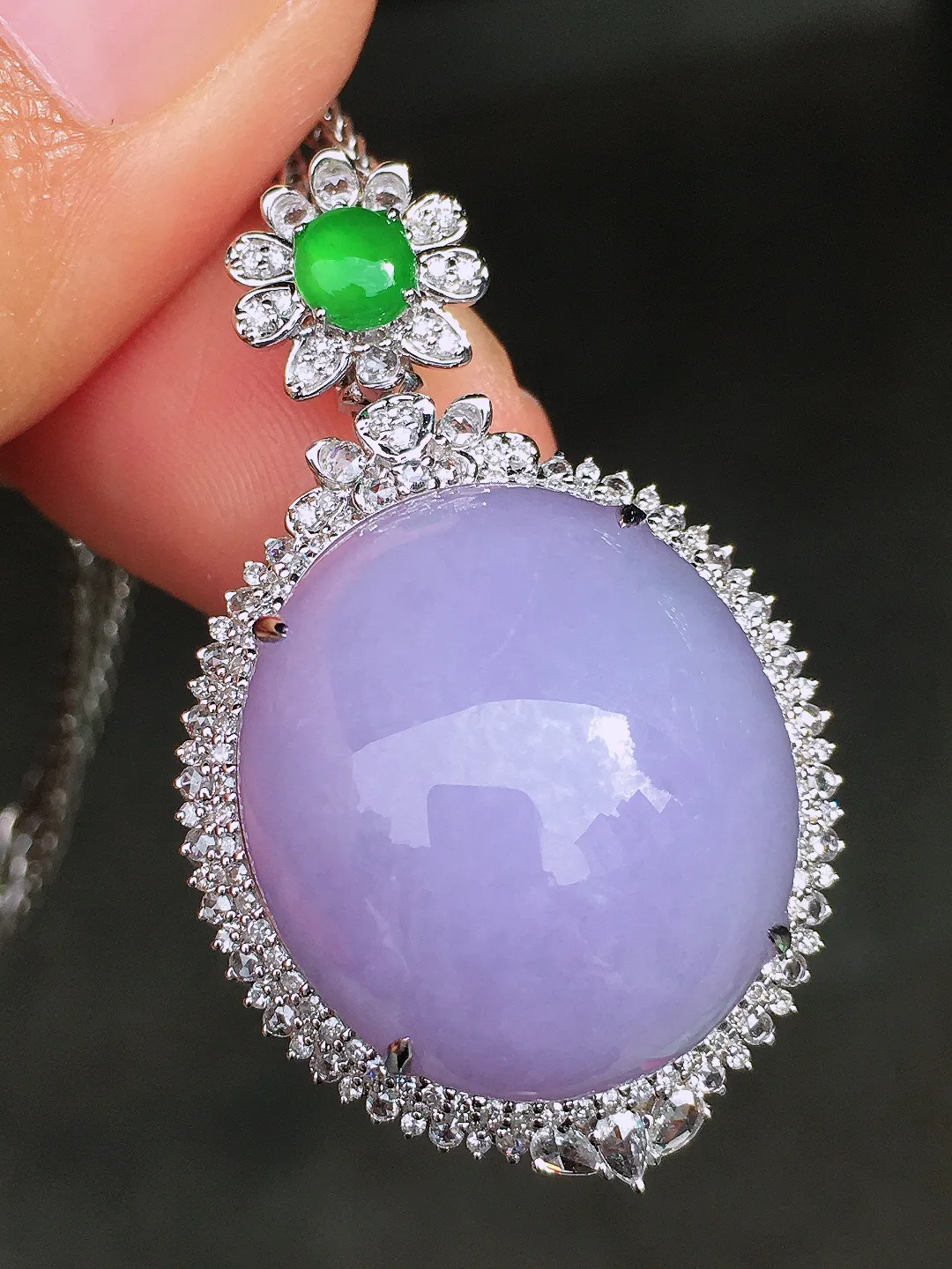 紫罗兰蛋面吊坠，色泽均匀艳丽，玉质细腻，荧光感超
强，饱满圆润，尽显优雅气质，18k
金豪华镶嵌