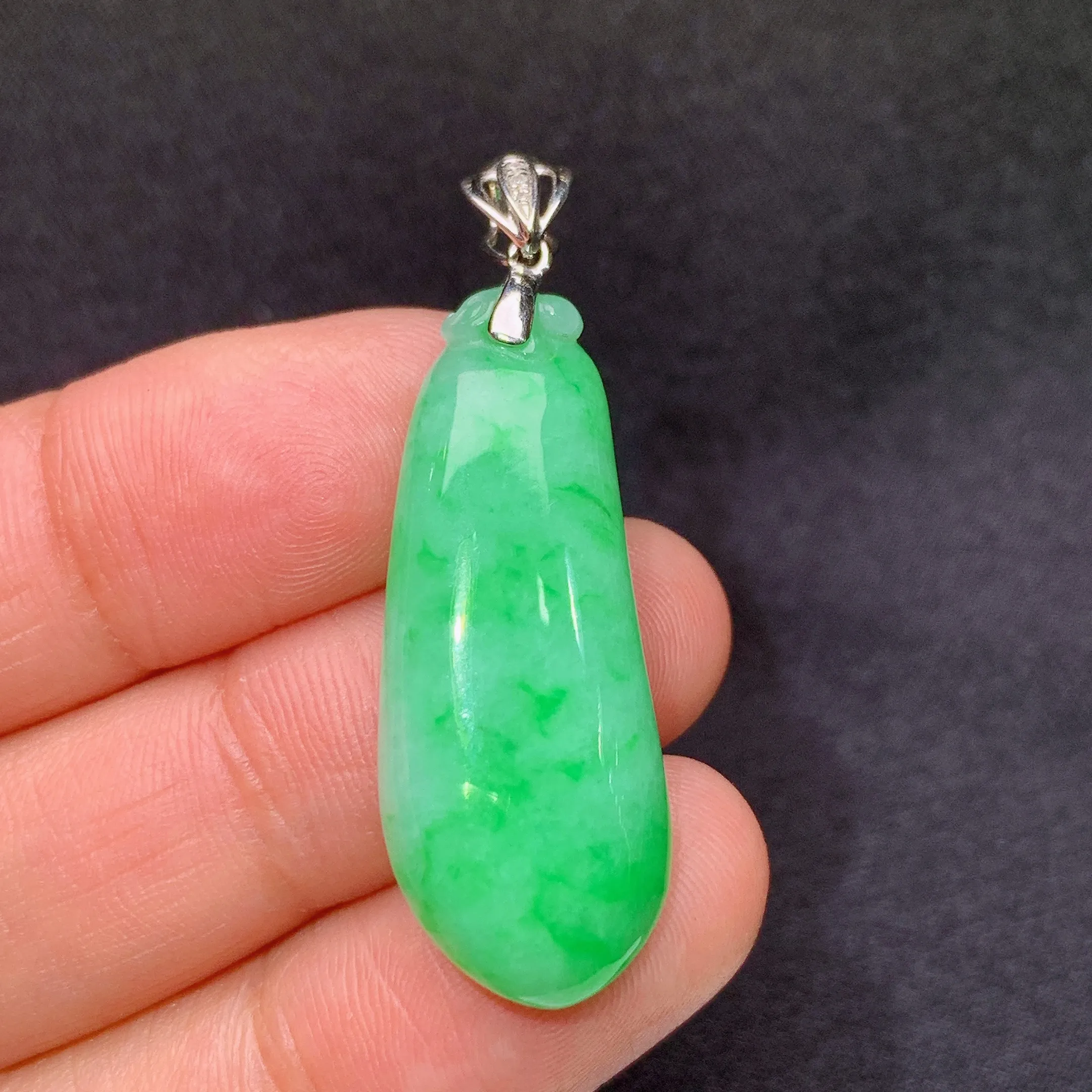 冰飘绿福瓜吊坠，18k金镶嵌，冰润色阳，玉质细腻，种水足，Wq裸石尺寸31.3*12.8*5.3