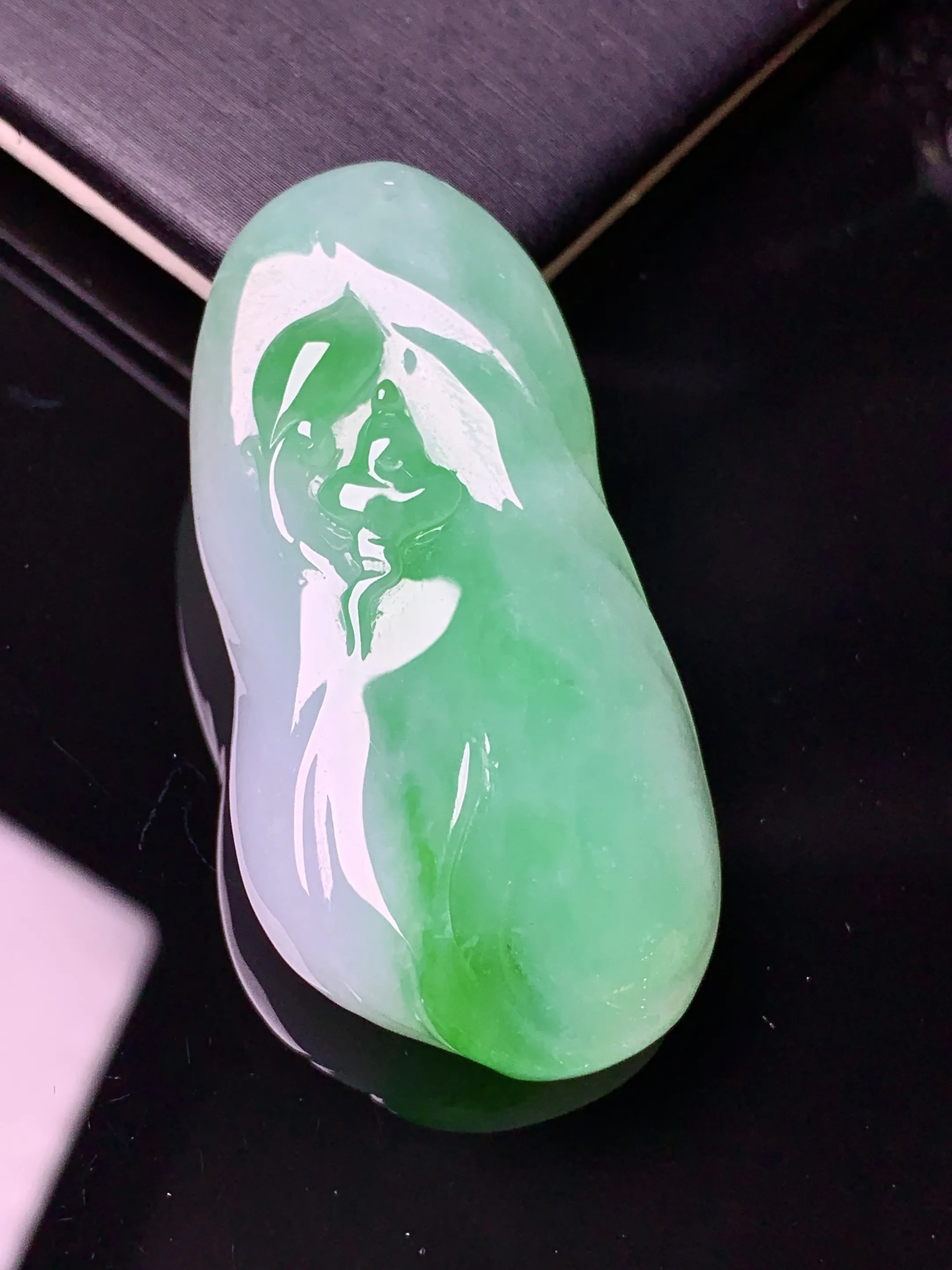 飘绿悟道吊坠 玉质细腻 水润亮眼 色泽艳丽 整体尺寸47.2*23.3*8
