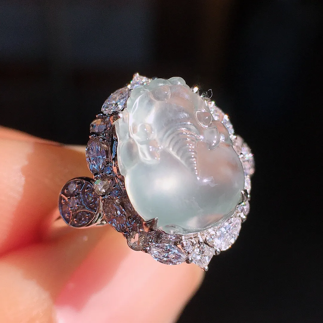 冰种貔貅戒指，玉质细腻，荧光感超
强，饱满圆润，尽显优雅气质，18k
金豪华镶嵌