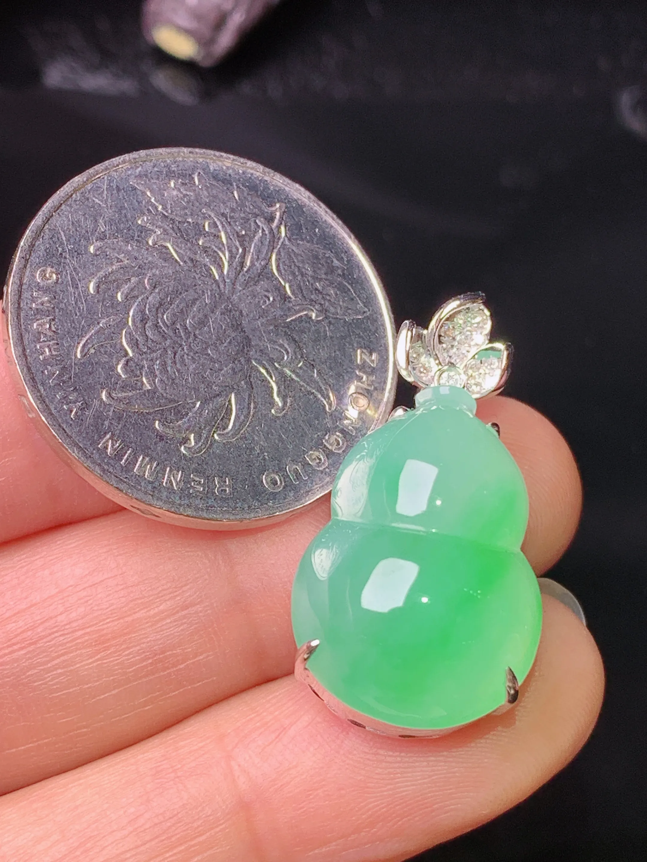 18k金钻镶嵌翠绿葫芦吊坠 玉质细腻 水润亮眼 色泽艳丽 整体尺寸27.3*14.4*12.5