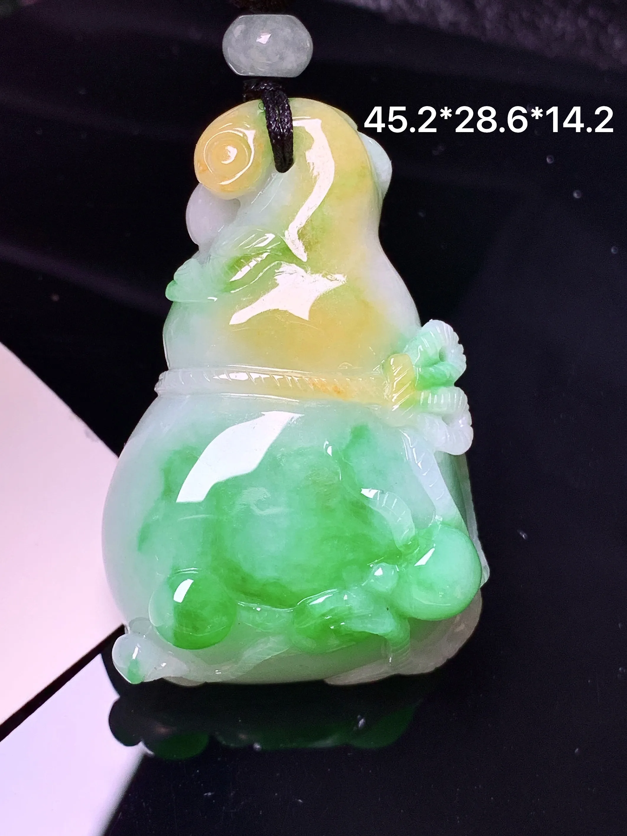 飘黄加绿钱袋吊坠 玉质细腻 水润亮眼 色泽艳丽 整体尺寸45.2*28.6*14.2