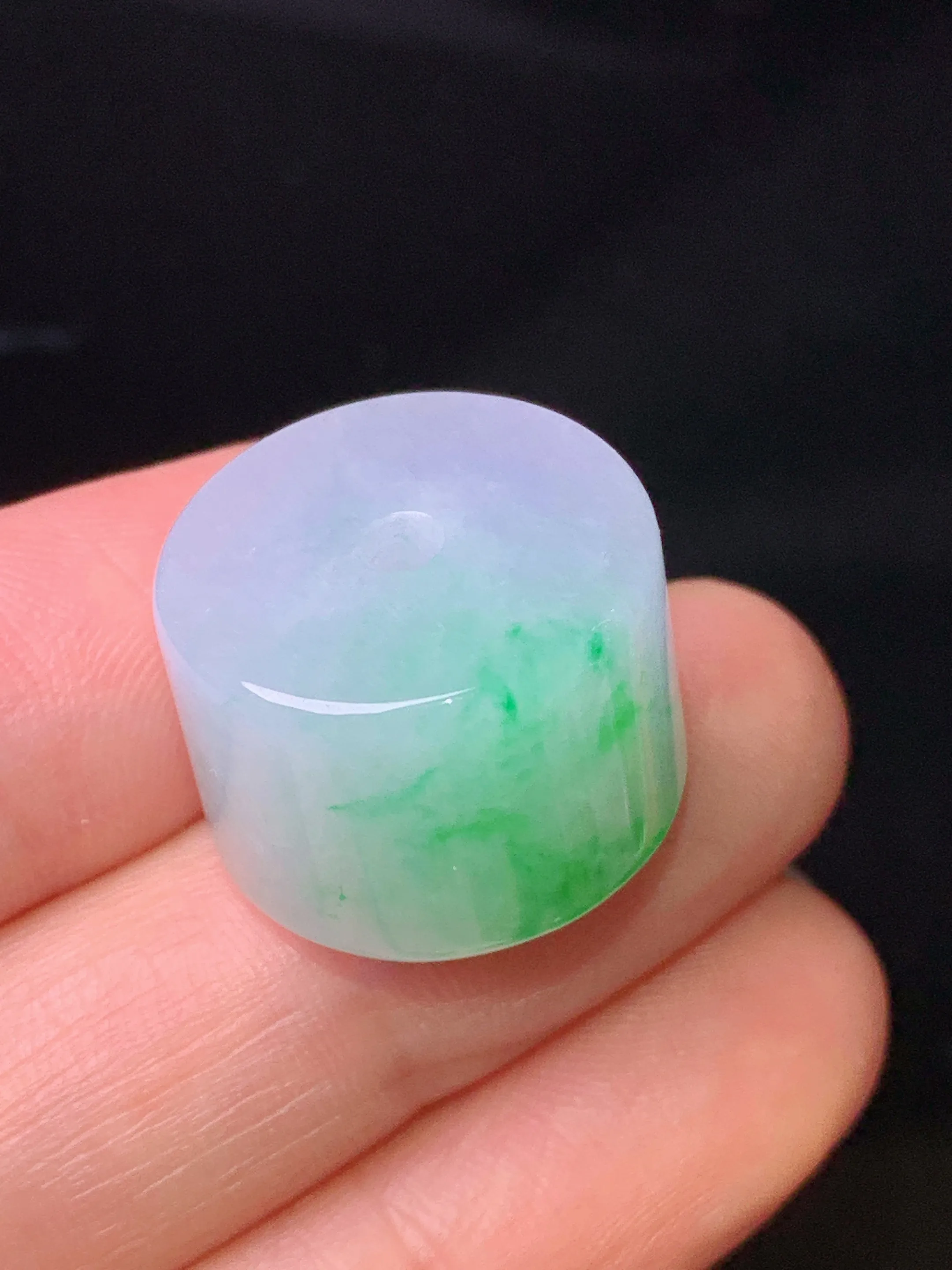 飘绿路路通吊坠 玉质细腻 水润亮眼 色泽艳丽 整体尺寸18.2*18.2*12.7