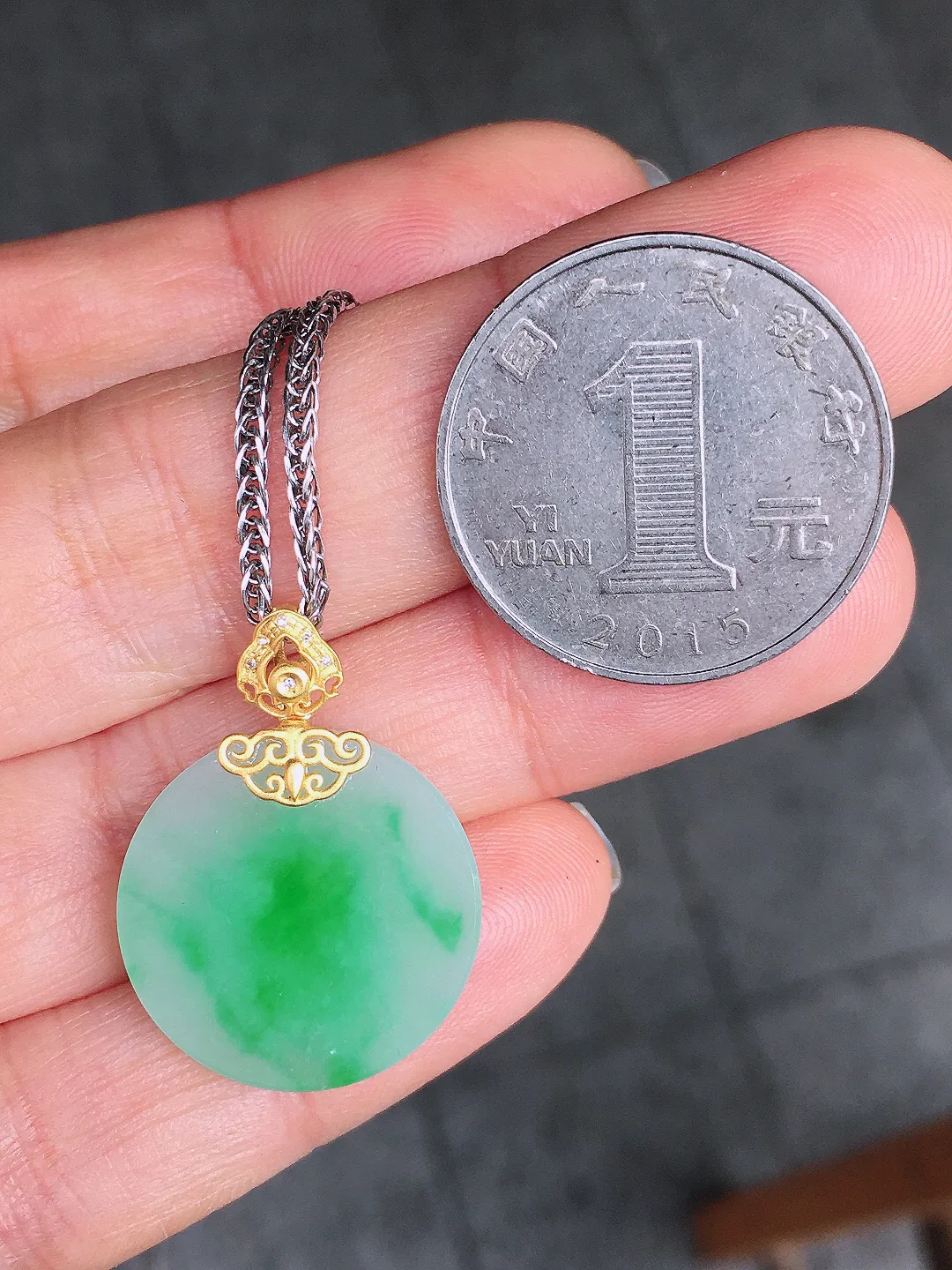 飘绿平安扣吊坠，色泽艳丽，玉质细腻，荧光感超
强，饱满圆润，尽显优雅气质，18k
金豪华镶嵌
