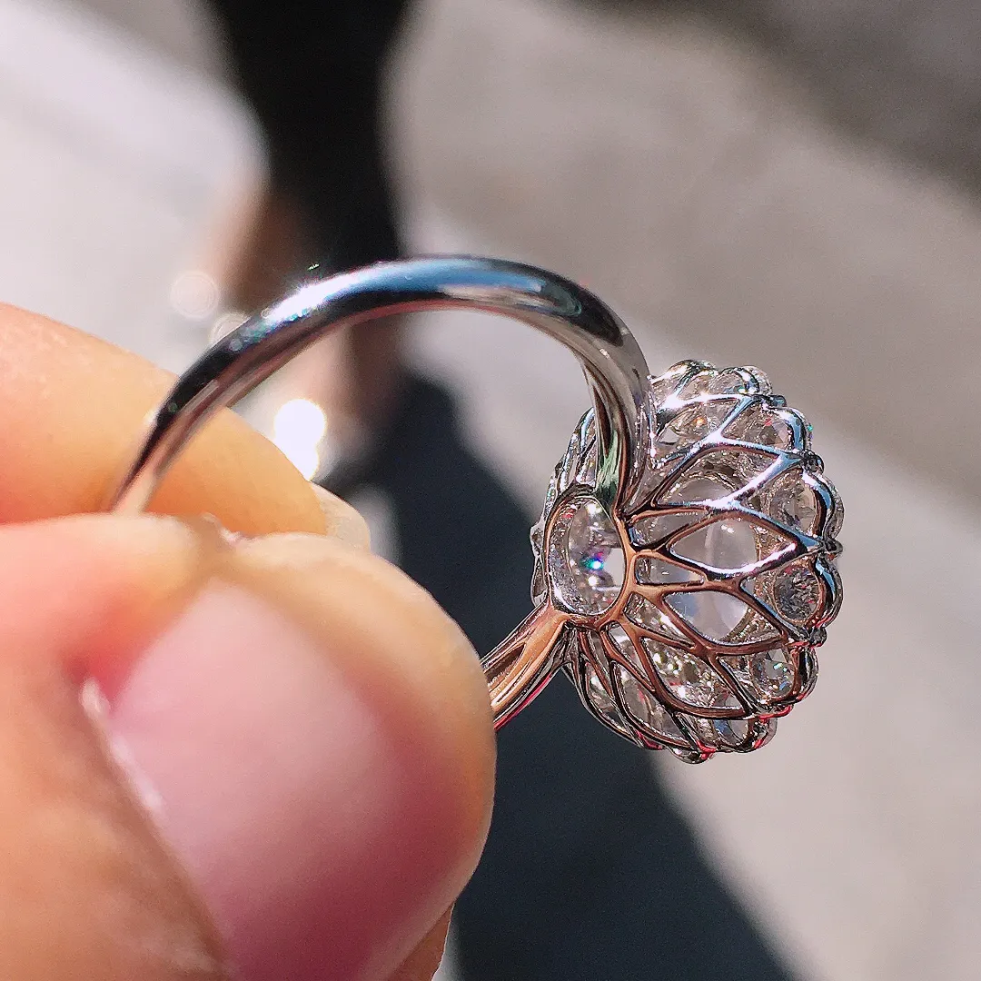 玻璃种蛋面戒指，玉质细腻，荧光感超
强，饱满圆润，尽显优雅气质，18k
金豪华镶嵌