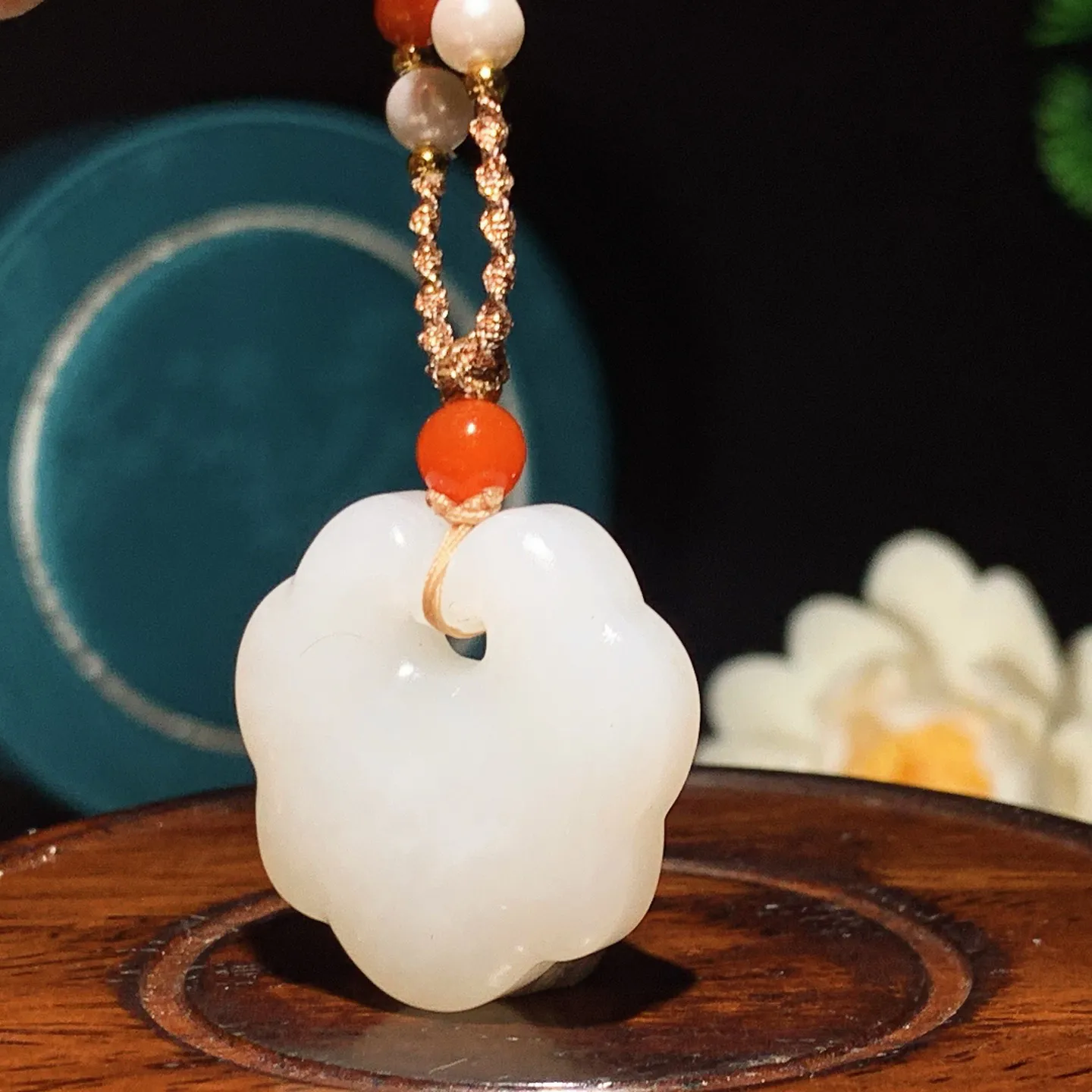 和田玉白玉平安如意锁挂件。尺寸28/27/10重16克。玉质细腻油润。手推出油。佩戴高端典雅。lt2