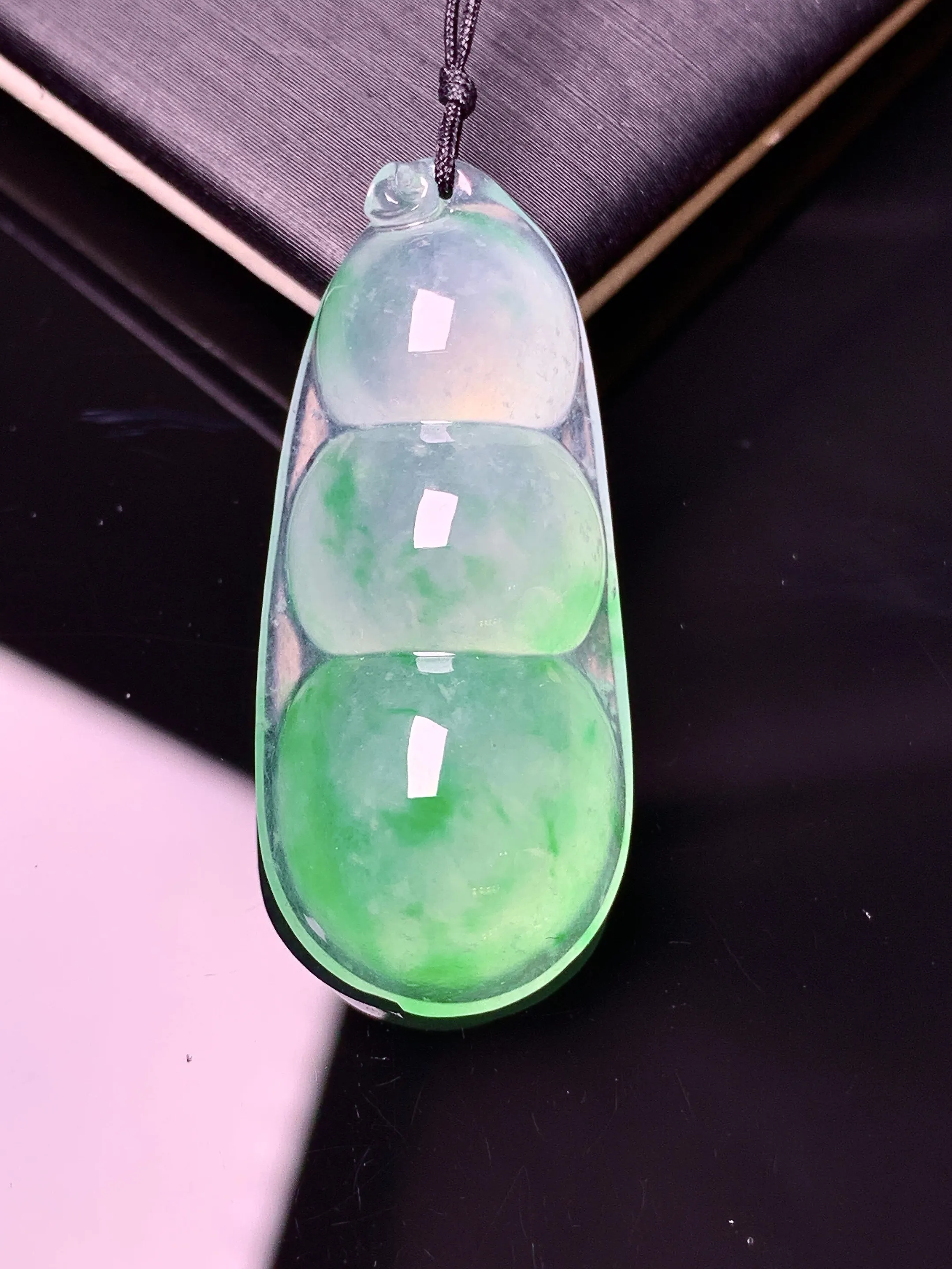 冰种飘绿四季豆 冰透水润 玉质细腻 色泽艳丽清新 整体尺寸35.5*15.5*8.5