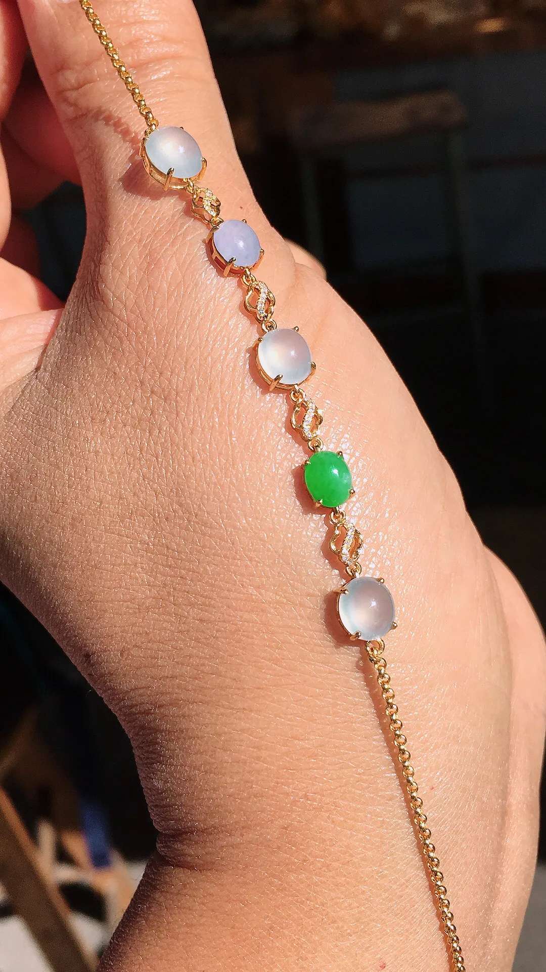 三彩蛋面手链，色泽均匀艳丽，玉质细腻，荧光感超
强，饱满圆润，尽显优雅气质，18k
金豪华镶嵌