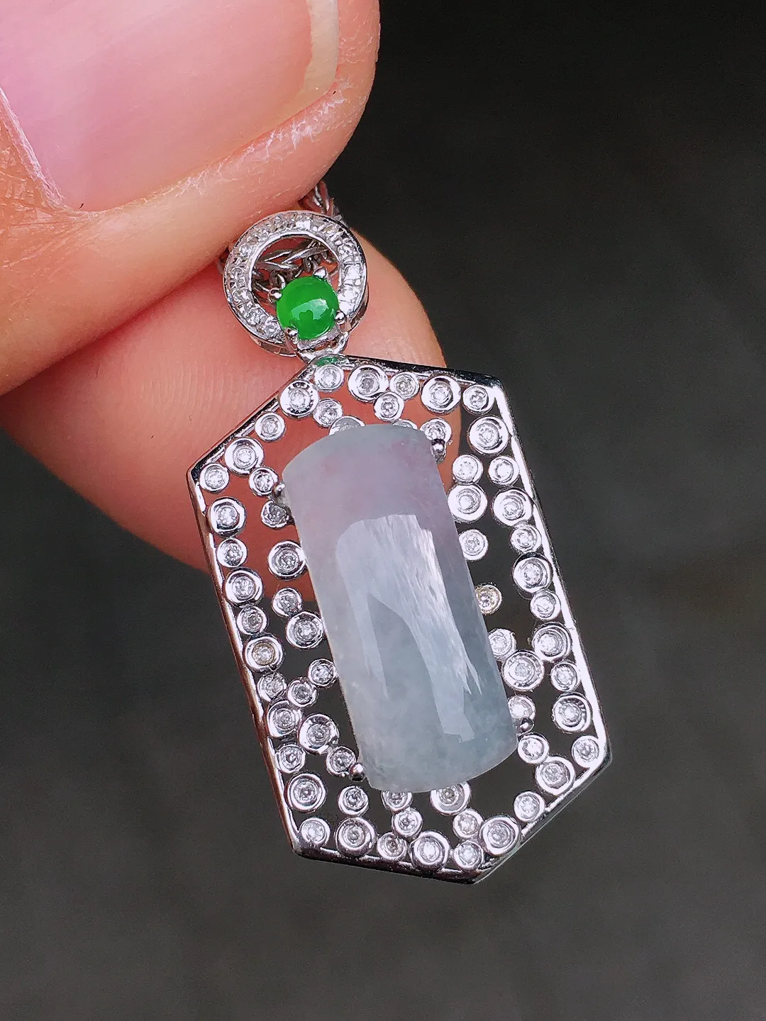 冰种无事牌吊坠，玉质细腻，荧光感超
强，饱满圆润，尽显优雅气质，18k
金豪华镶嵌