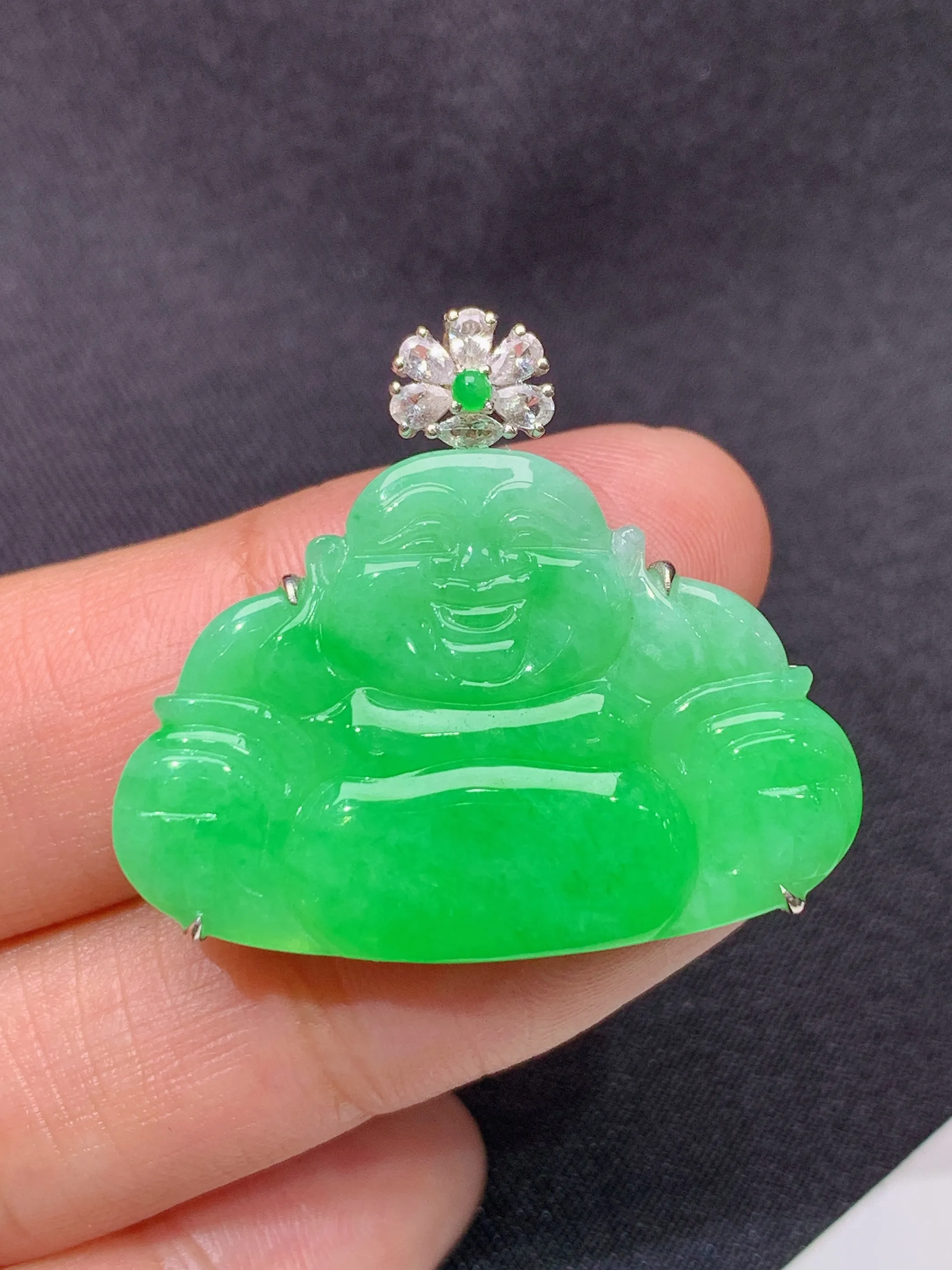 冰阳绿笑佛吊坠，18k金镶嵌，冰润色阳，品相好，种水足，Zy整体尺寸27.6*31.7*5.5