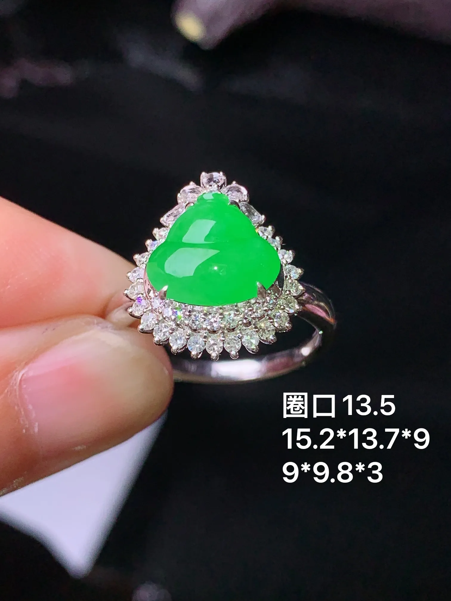 18k金钻镶嵌满绿葫芦戒指 玉质细腻 水润亮眼 色泽艳丽 圈口13.5 整体尺寸15.2*13.7*9