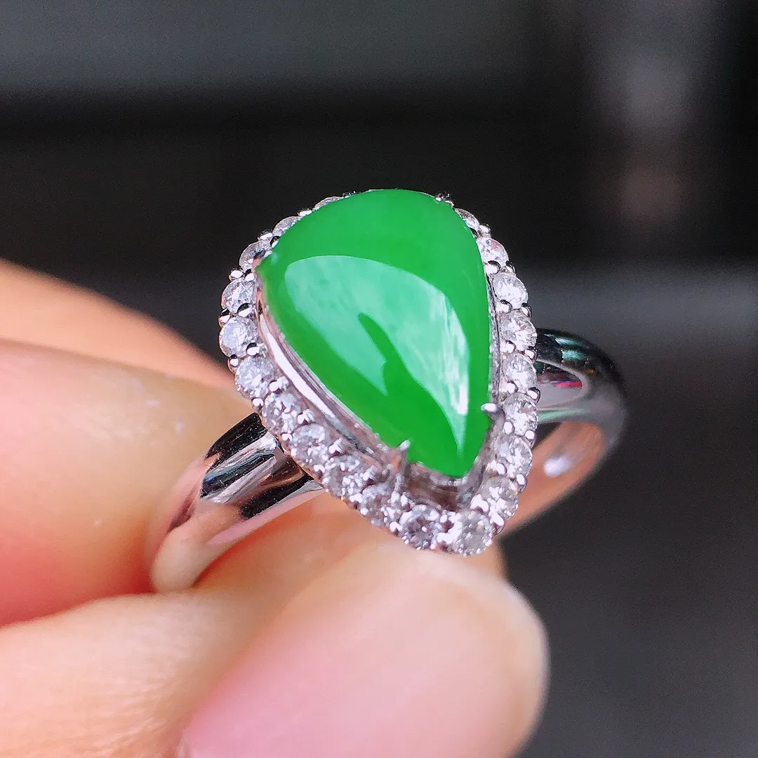 阳绿水滴戒指，色泽均匀艳丽，玉质细腻，荧光感超
强，饱满圆润，尽显优雅气质，18k
金豪华镶嵌
