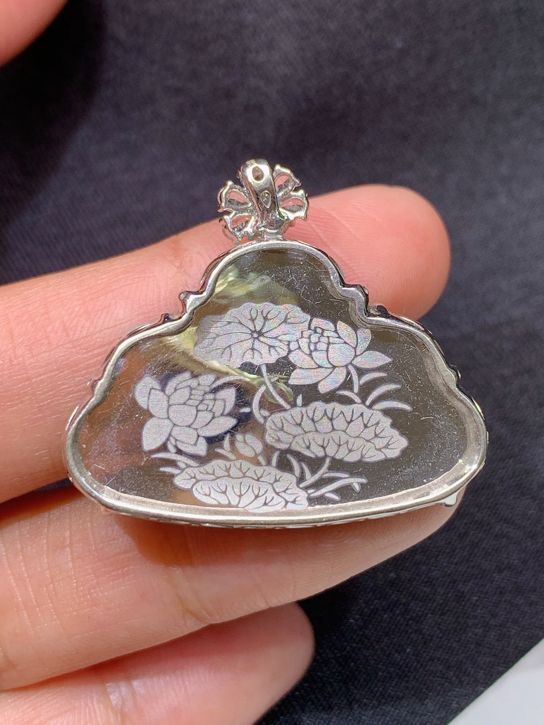 冰阳绿笑佛吊坠，18k金镶嵌，冰润色阳，品相好，种水足，Zy整体尺寸27.6*31.7*5.5