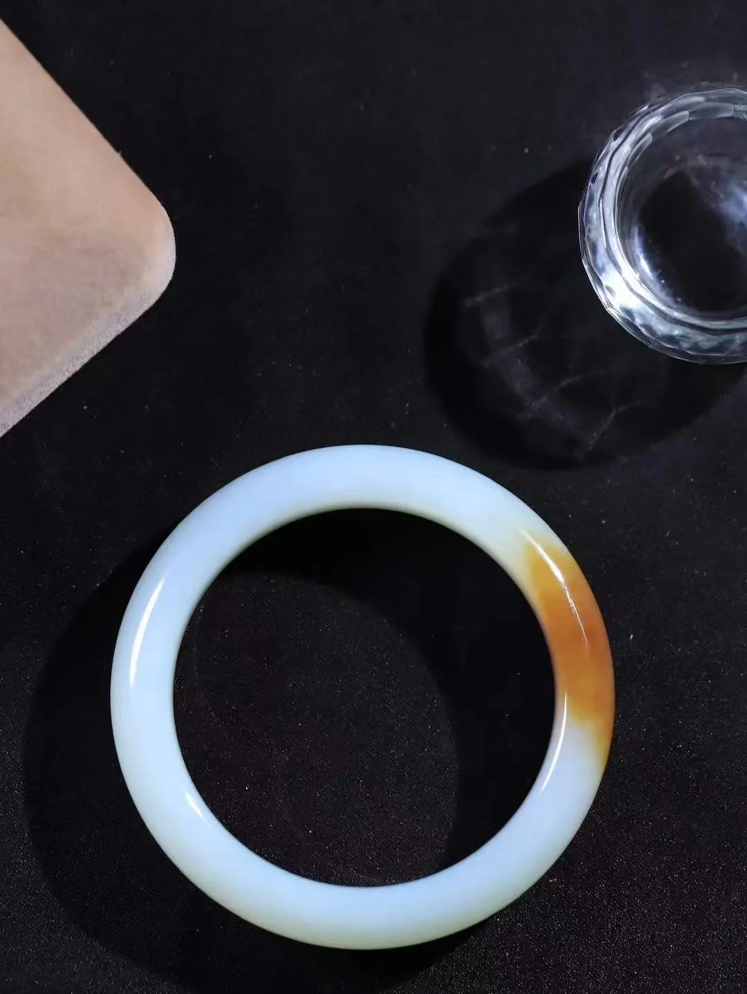 【暖玉生香·手镯】

精品和田玉糖白玉手镯，质地油润细腻，色泽高贵典雅，镯型古朴典雅。在诗情画意的雨巷相遇，你是我腕间的一抹风情，有你眸有深情，清风荡漾湖间静水，我愿俯身低眉，在烟波涟漪处，寻你深情倩影。内径53mm尺寸13-8.7mm重52.5克fDL-181271200