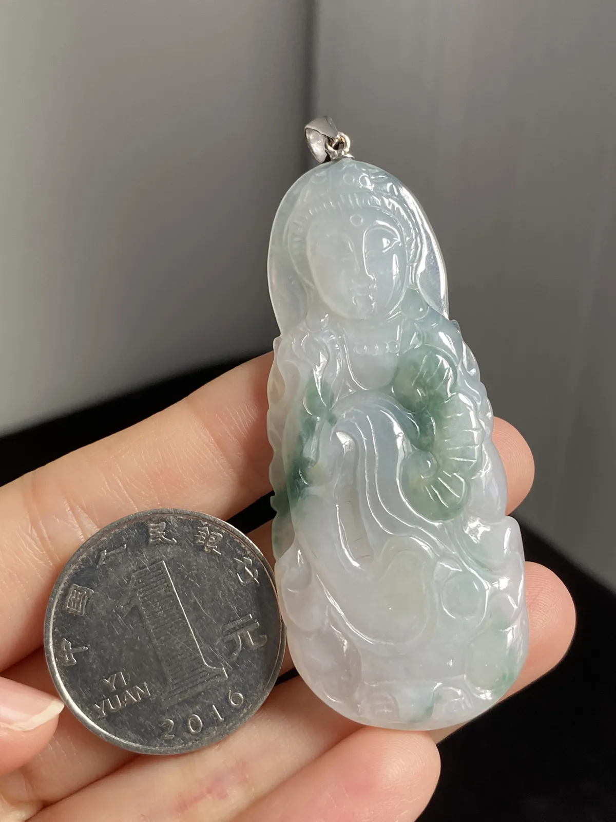 翡翠冰糯种淡绿色吊坠，印记：Au750